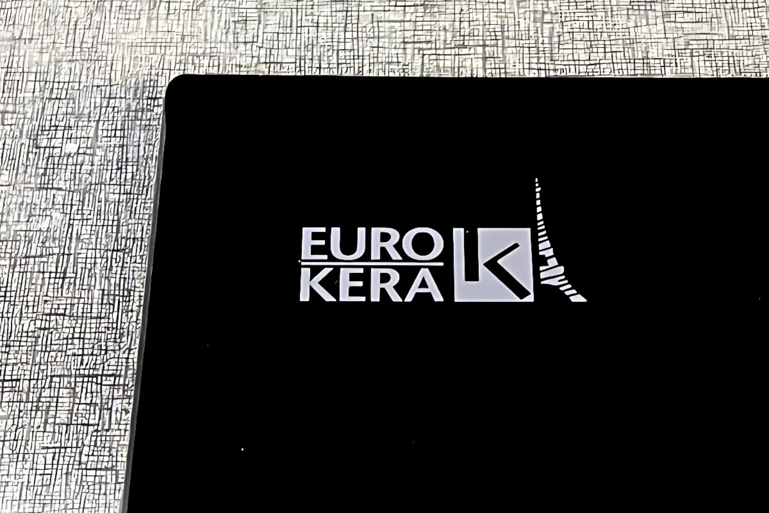 Mặt kính Eurokera có khả năng chịu nhiệt, chịu lực và chống va đập, trầy xước vượt trội