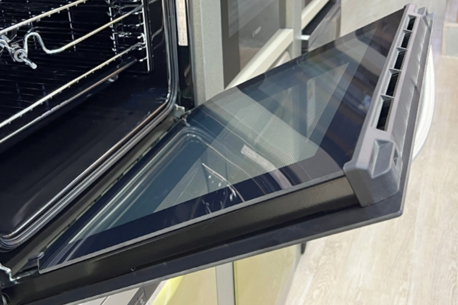 Lò được trang bị hệ thống ray giảm chấn, giúp việc đóng mở cửa lò trở nên nhẹ nhàng, êm ái