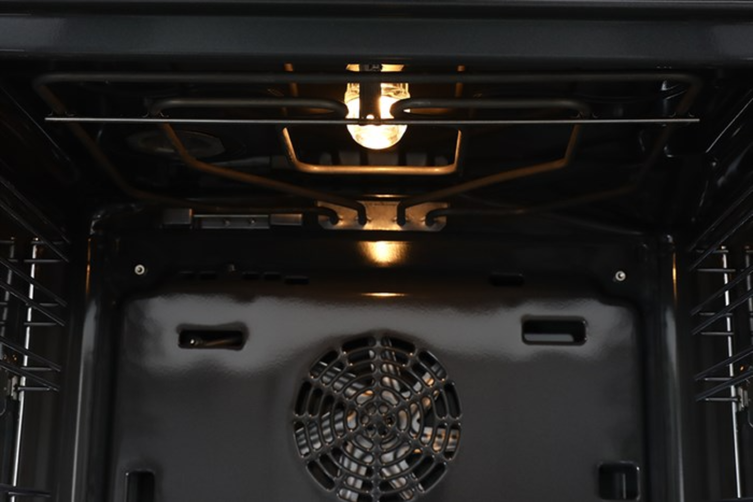 Bên trong khoang lò được trang bị cụm đèn Halogen chiếu sáng rõ ràng