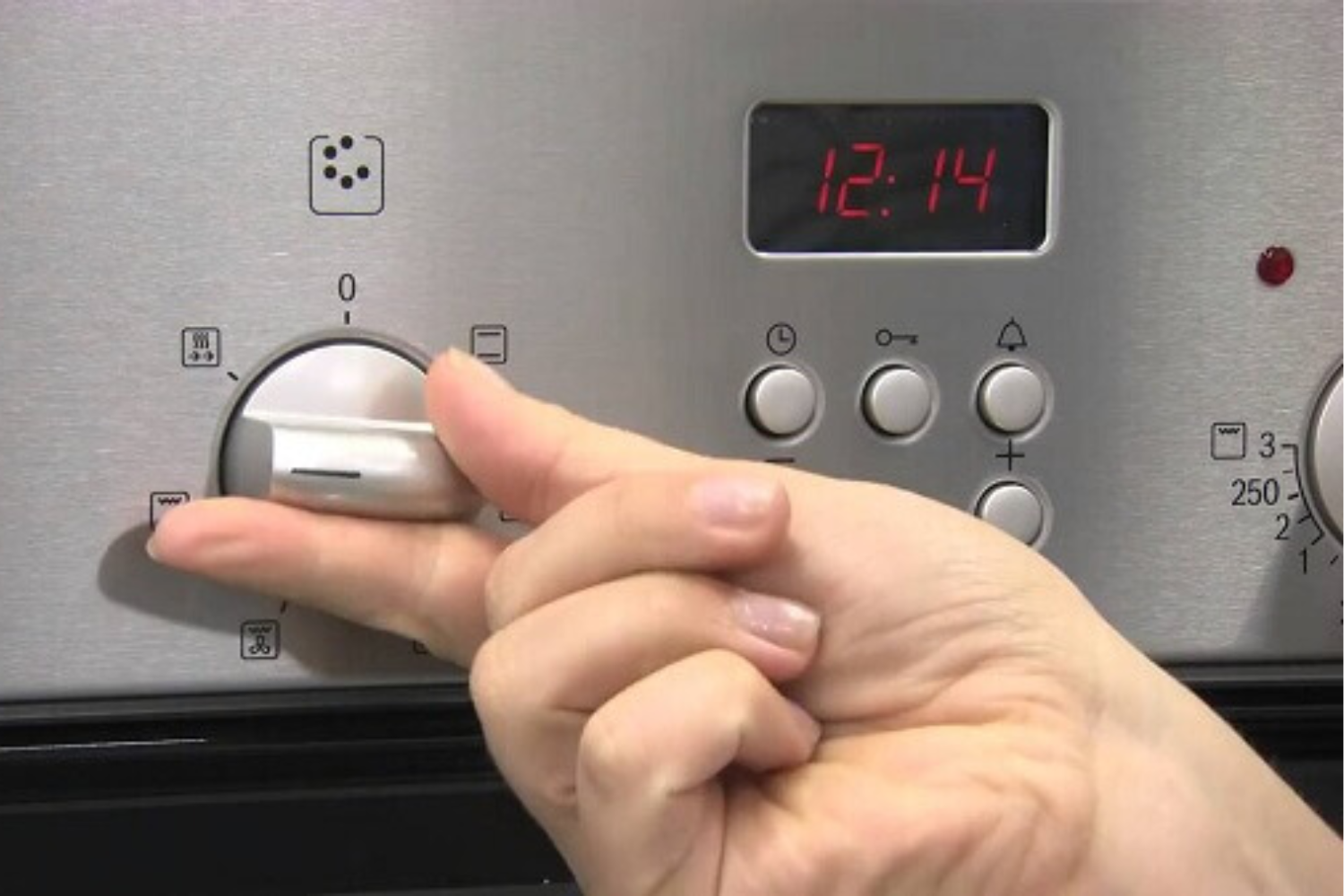 Bảng điều khiển của Bosch&nbsp;HBN231E2&nbsp;được thiết kế với bố cục 3 vùng rõ ràng