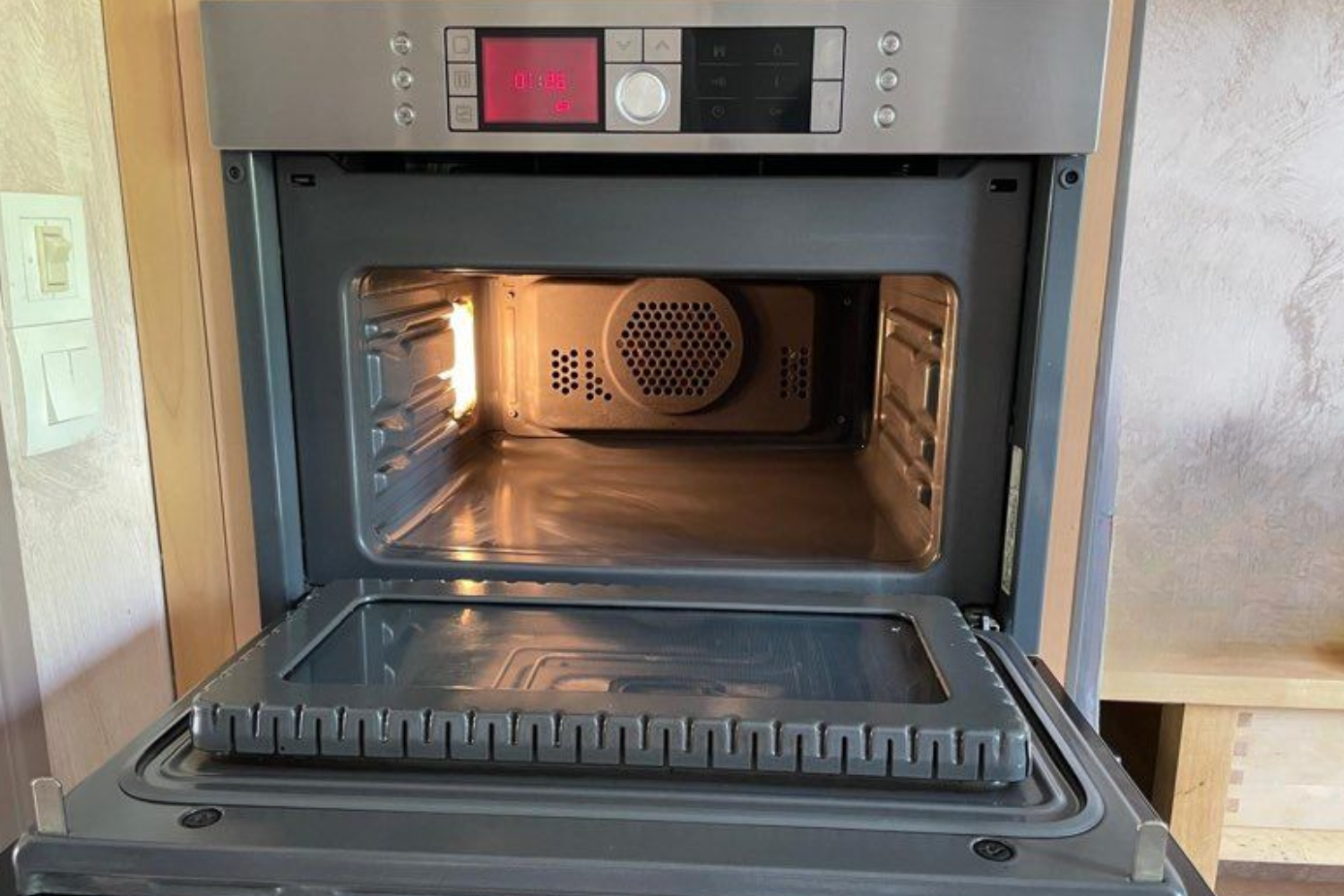 Lò vi sóng Bosch HBC86K753B được trang bị hàng loạt tiện ích thông minh và tính năng an toàn