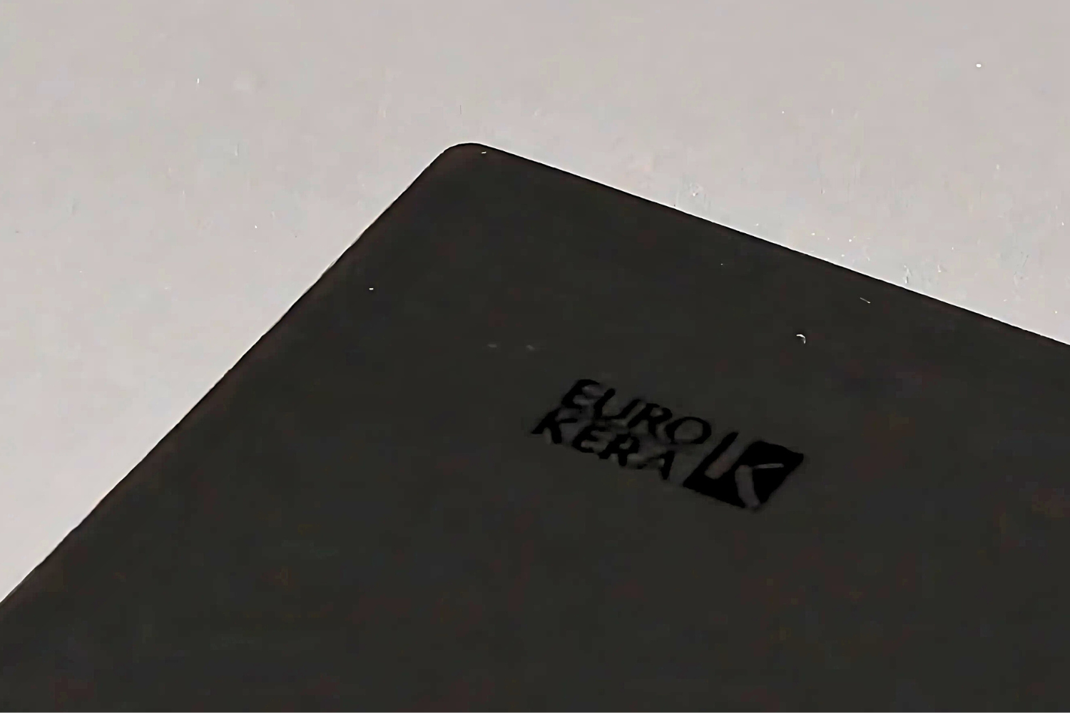 Mặt kính Eurokera cao cấp đến từ Pháp mang đến khả năng chịu lực, chịu sốc nhiệt lên đến 700°C