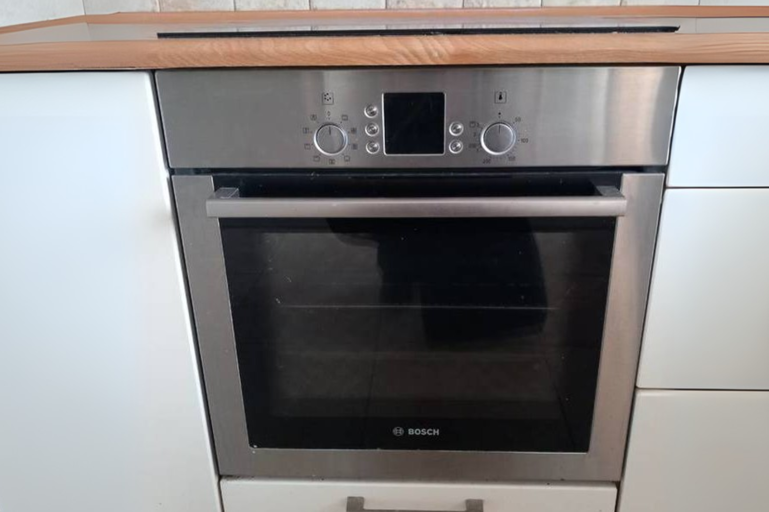 Lò nướng Bosch HBN239E5 sở hữu vỏ ngoài bằng thép không gỉ màu inox