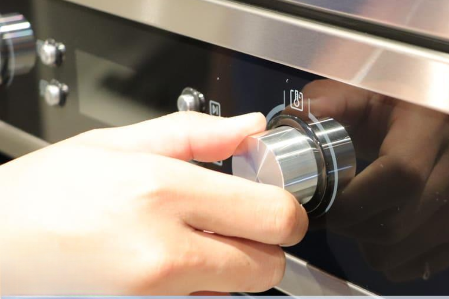 Hai núm vặn đều có thể nhấn vào để ẩn đi khi không sử dụng, tạo vẻ gọn gàng và liền mạch