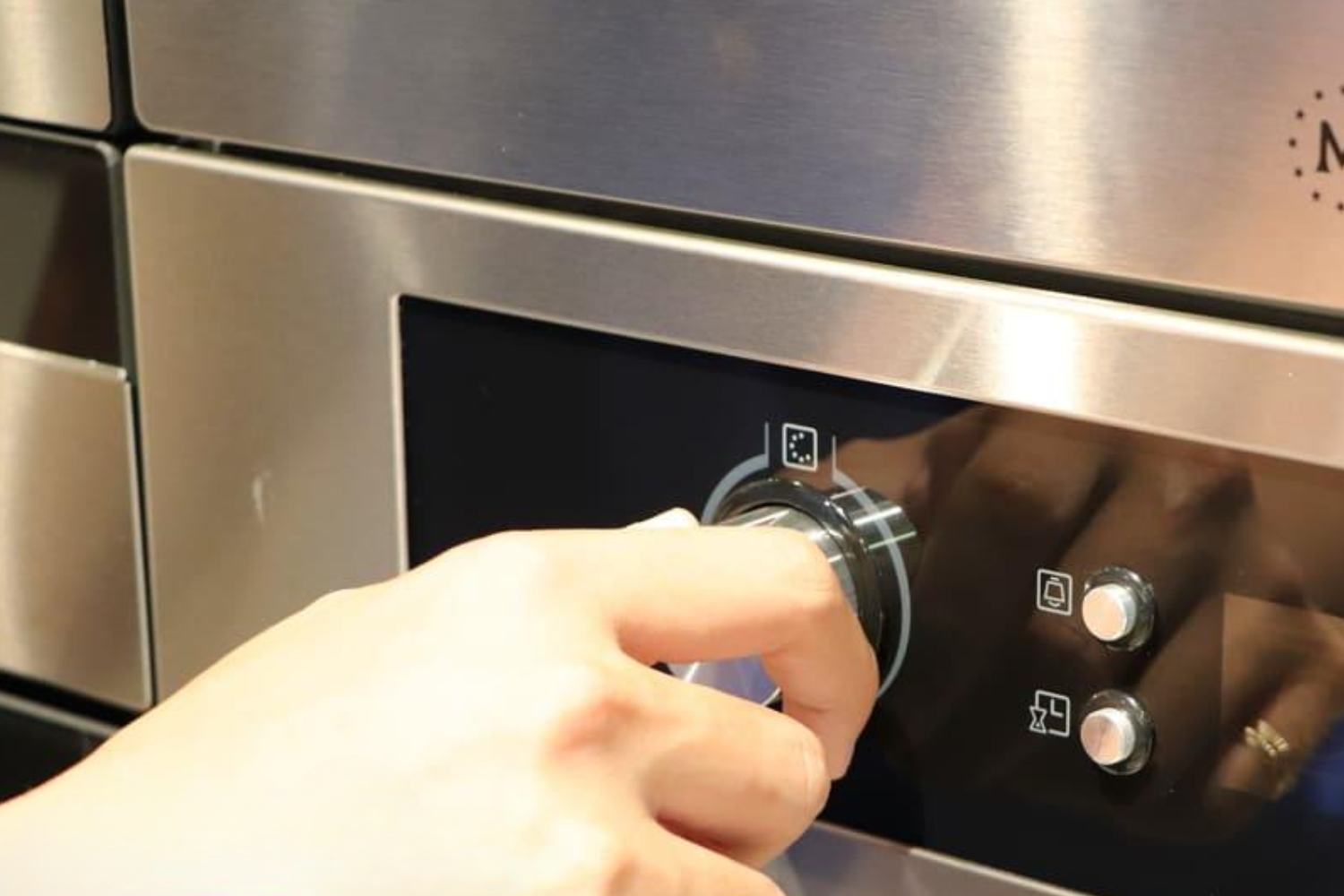 Hai núm vặn đều có thể nhấn vào để ẩn đi khi không sử dụng, tạo vẻ gọn gàng và liền mạch