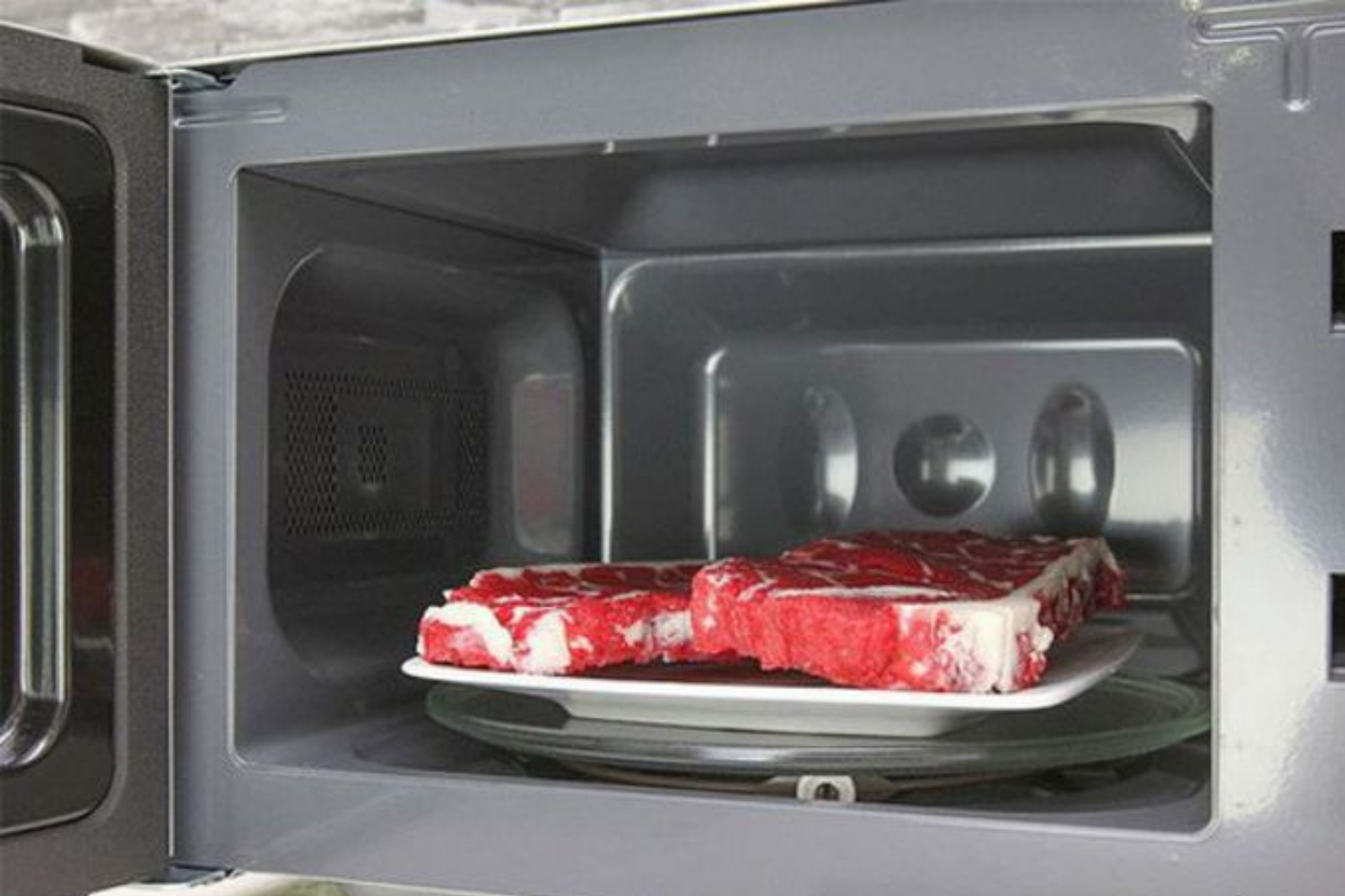 Lò vi sóng Bosch FEL053MS1M sở hữu công suất vi sóng tối đa 800W