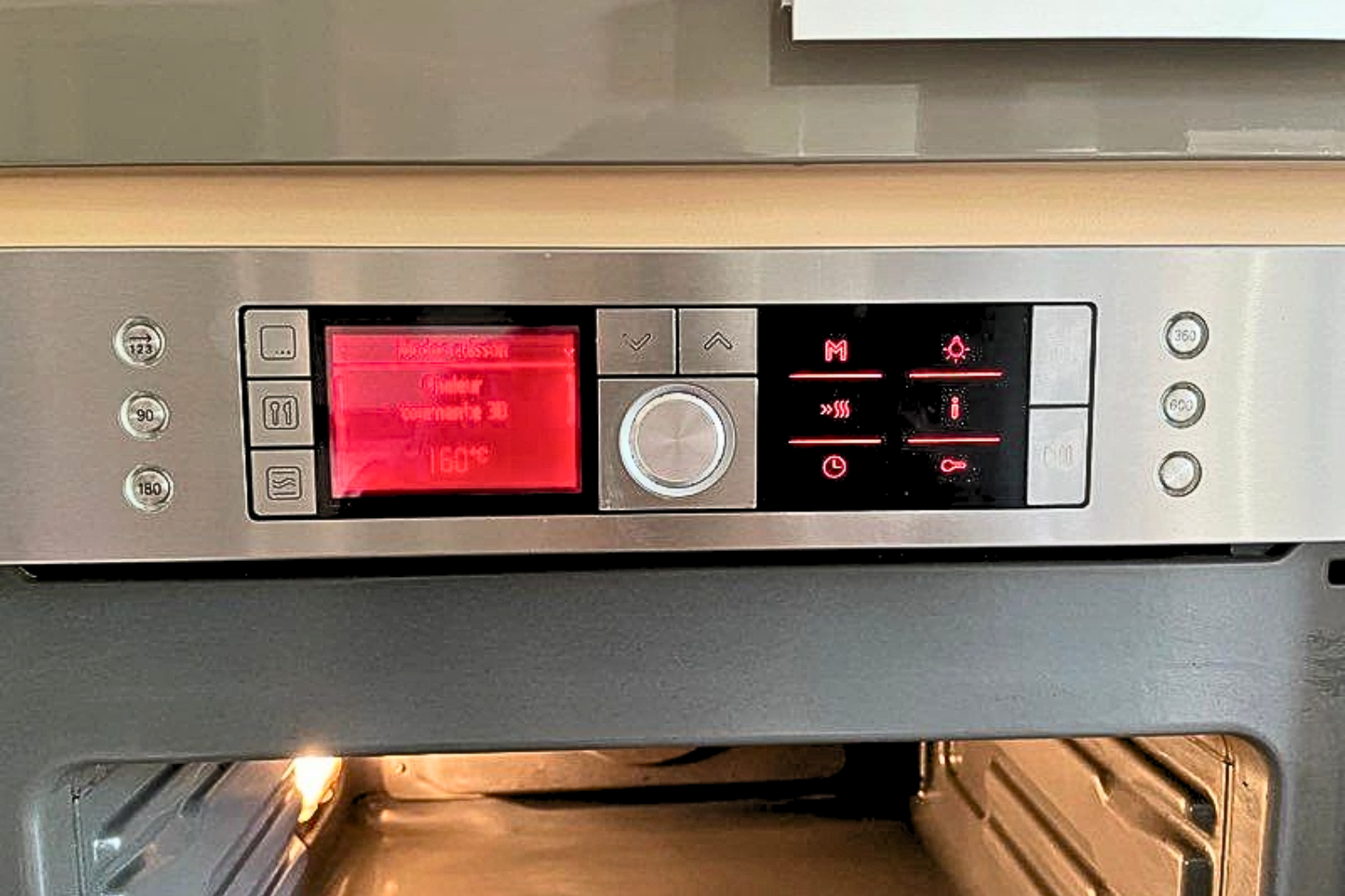 Bảng điều khiển kết hợp một cách thông minh giữa các yếu tố điều khiển truyền thống và hiện đại