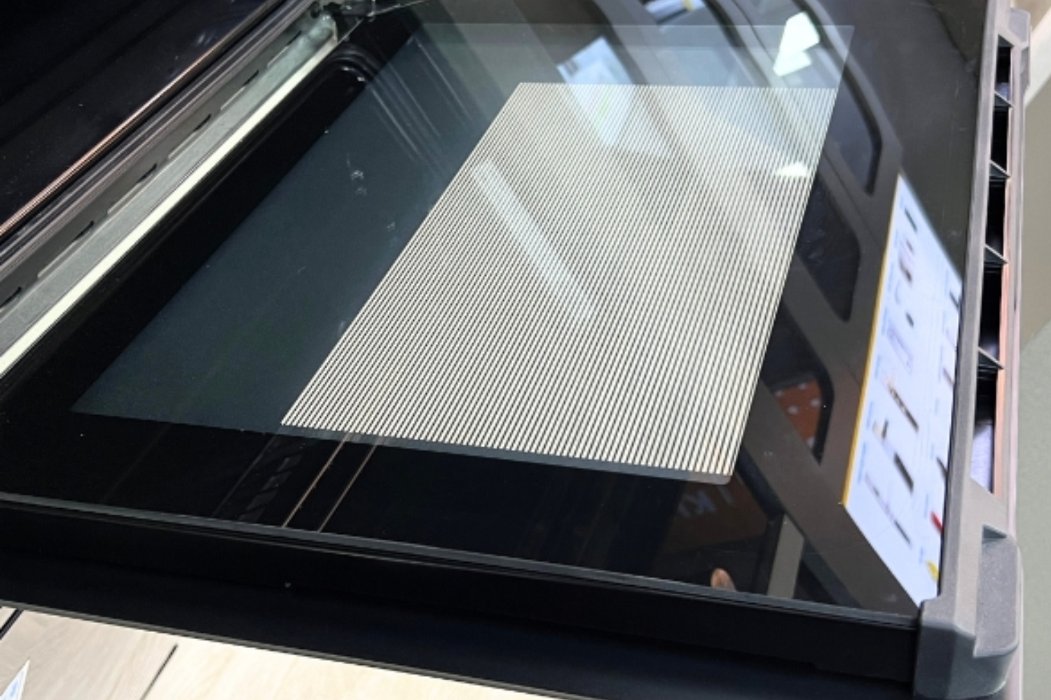 Cửa lò cấu tạo từ ba lớp kính cường lực dày mang lại khả năng chịu lực, chịu nhiệt vượt trội