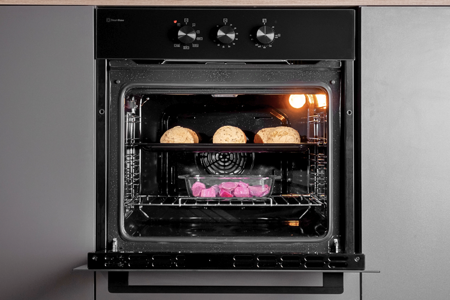 Với dung tích khoang lò 65 lít, lò nướng Malloca MOV-659MCB là lựa chọn lý tưởng cho gia đình từ 4-6 người