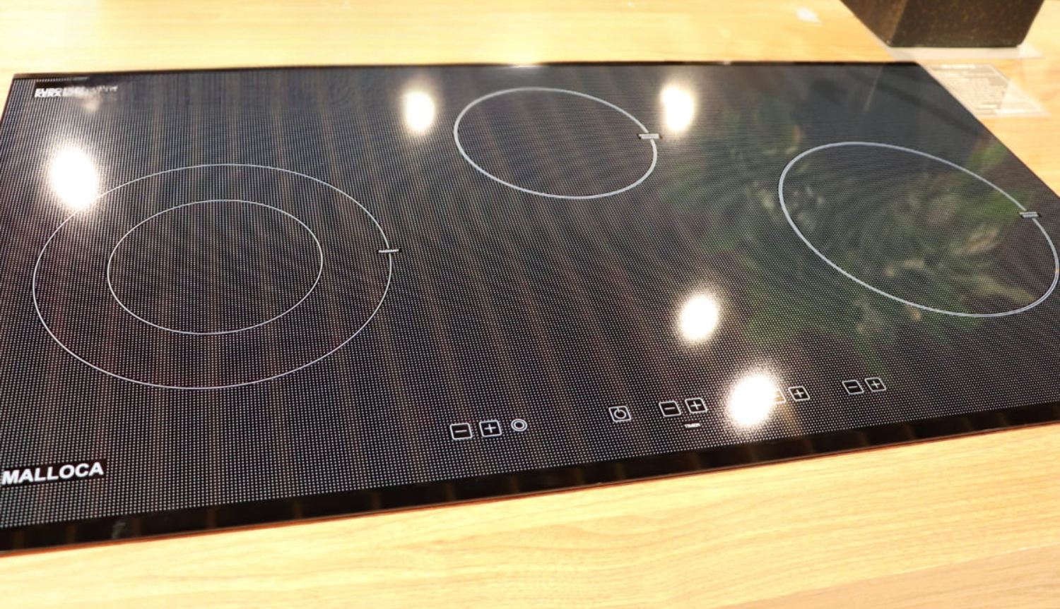 Bếp điện từ MH-03IRB SB được trang trí bằng họa tiết chấm bi xanh (Dot Pattern) độc đáo và hiện đại