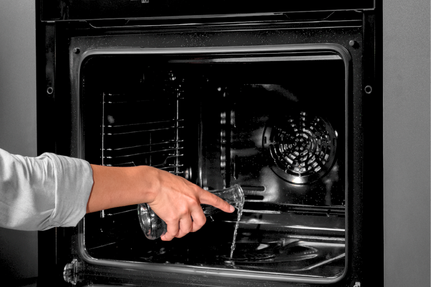 Vệ sinh thủy phân (Hydrolytic Cleaning) tận dụng hơi nước để làm mềm vết bẩn cứng đầu