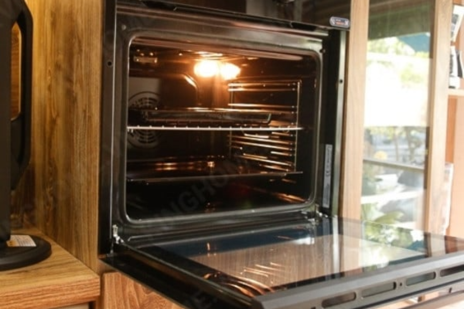 Với dung tích khoang lò 65 lít, lò nướng Malloca MOV-659MCB là lựa chọn lý tưởng cho gia đình từ 4-6 người