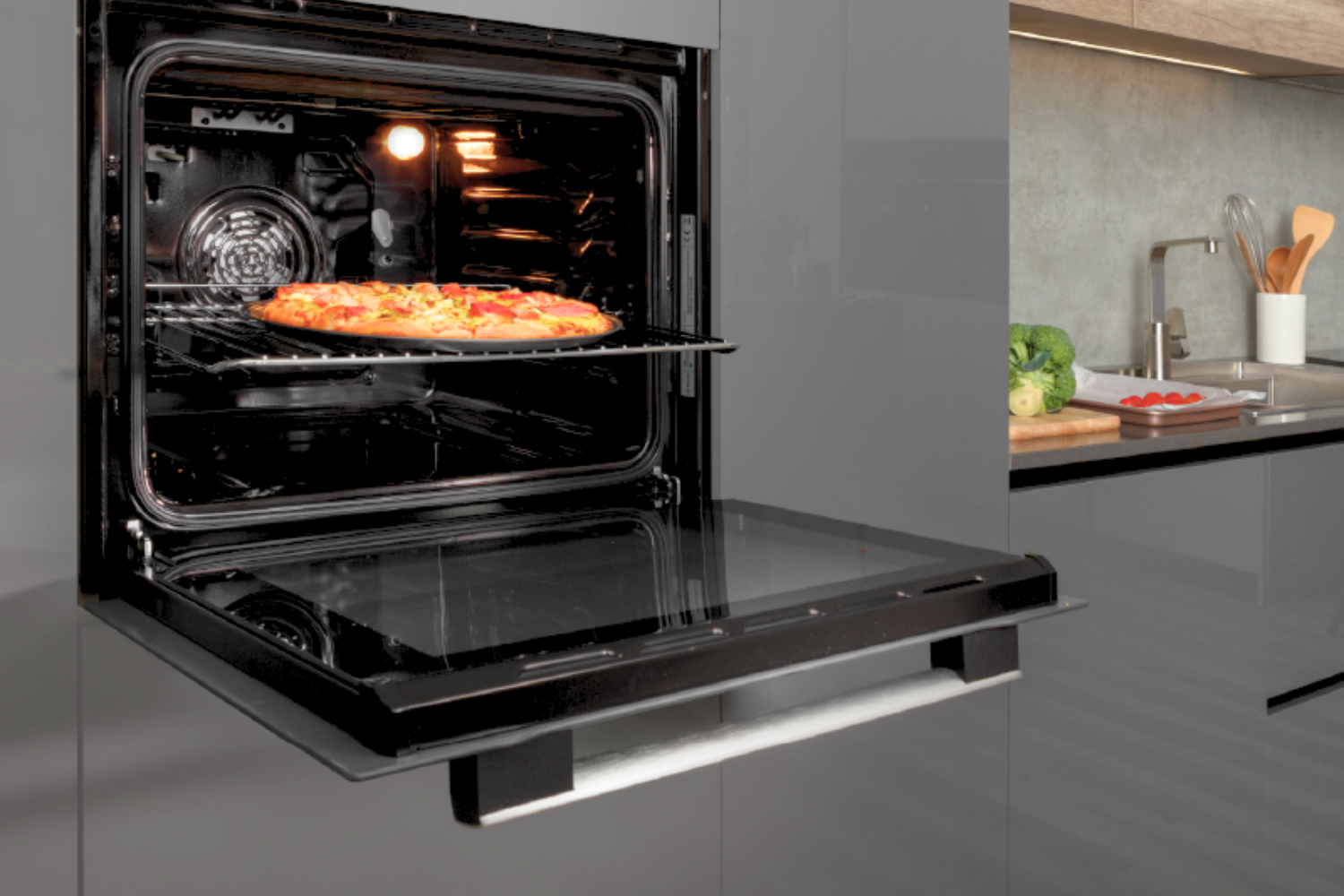 Toàn bộ thân lò nướng Malloca MOV-659MCB được tích hợp liền mạch vào hệ thống tủ bếp,