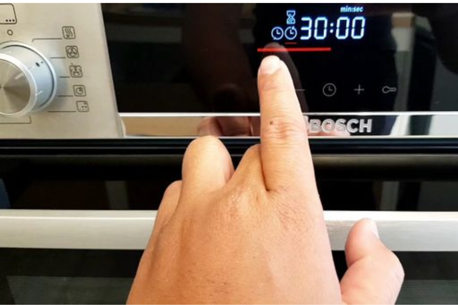 Nằm ngay dưới màn hình LCD là các phím cảm ứng nhạy bén