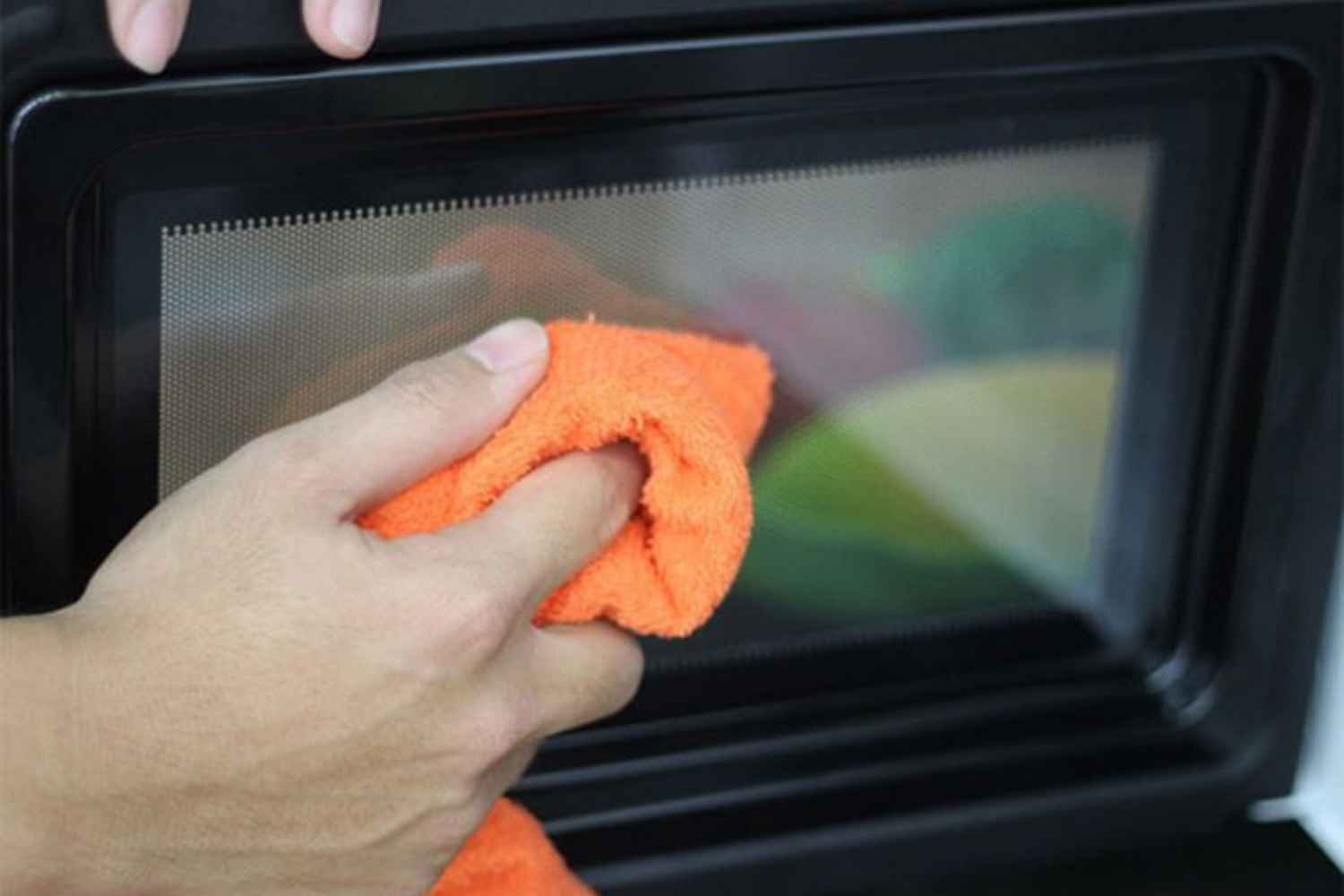 Cửa lò được thiết kế chắc chắn với kính cường lực nhiều lớp, đảm bảo cách nhiệt hiệu quả