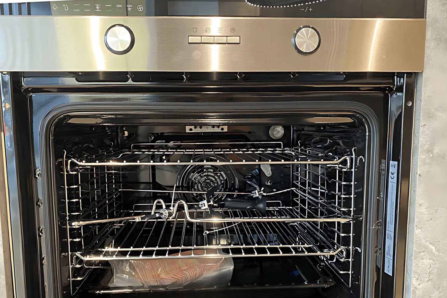 Lò nướng MOV-72 PYRO có dung tích lớn lên đến 70L, cho phép bạn thoải mái nướng gà nguyên con