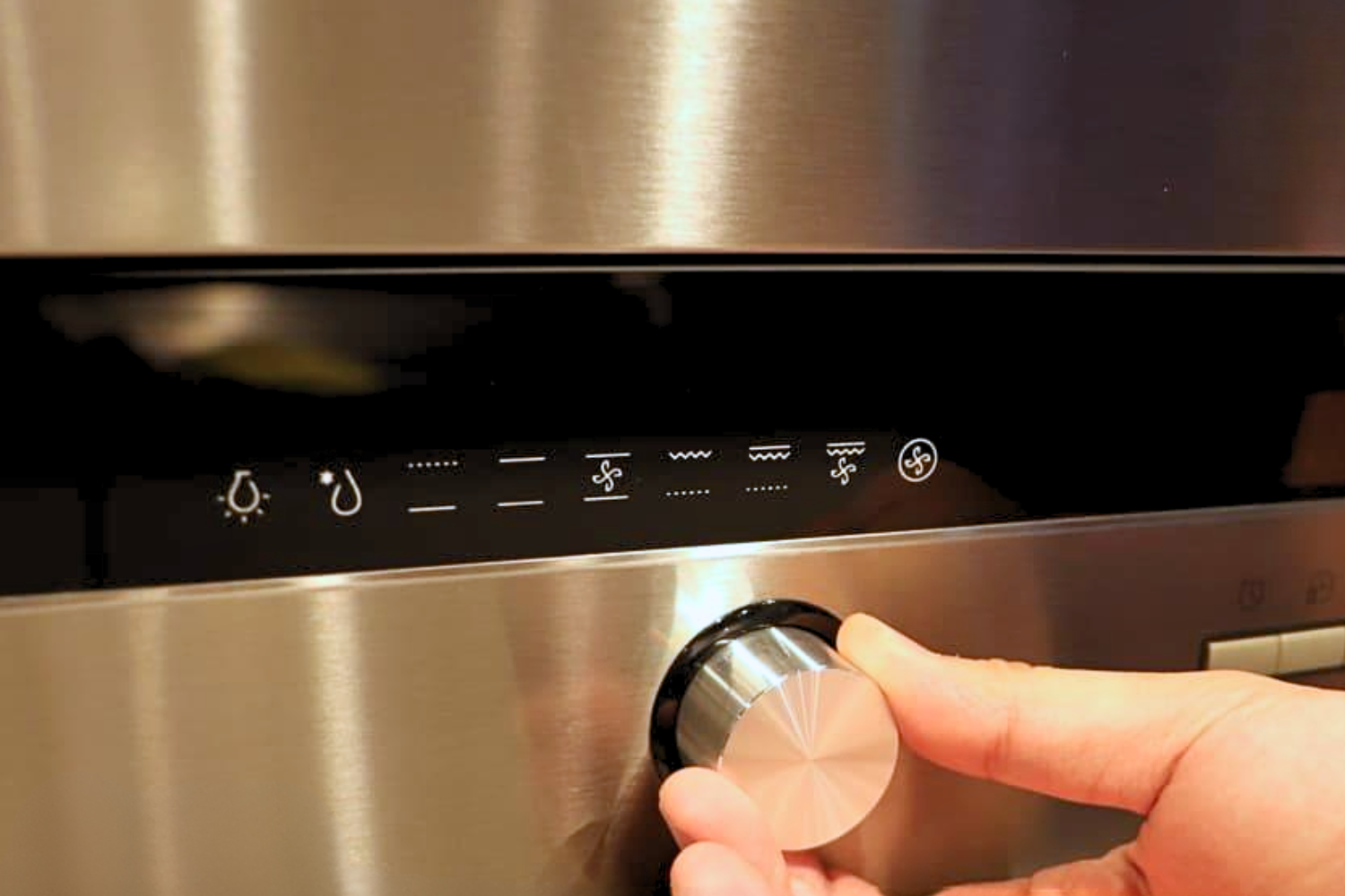 Bảng điều khiển của lò nướng Malloca MOV-72 PYRO được thiết kế rất trực quan