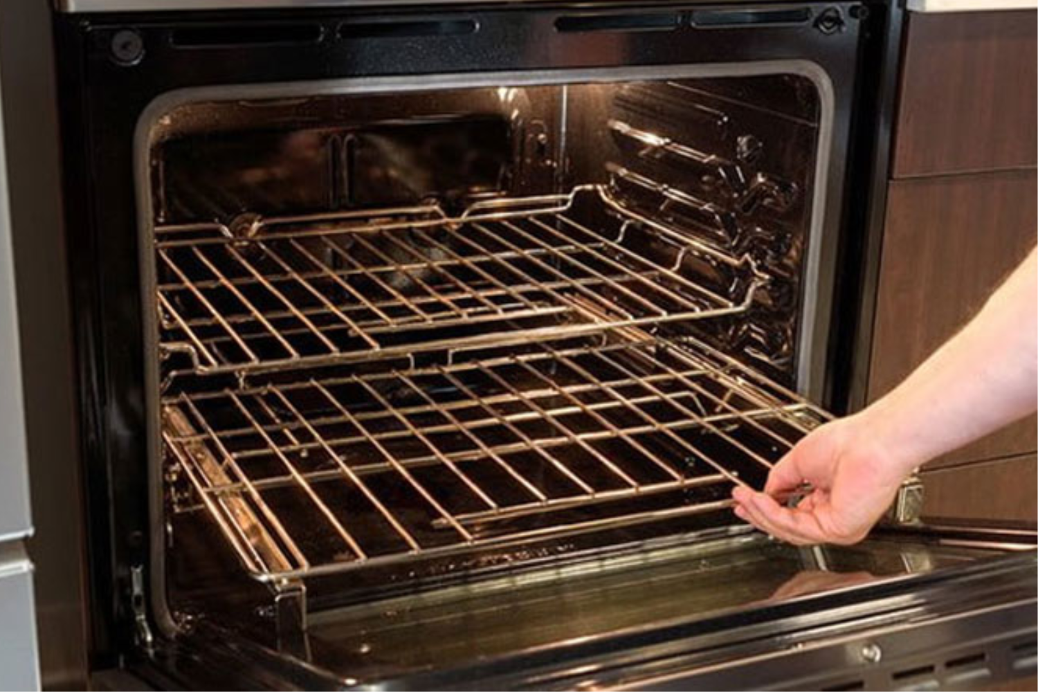 Lò  nướng Malloca MOV-72 PYRO còn được trang bị hàng loạt tính năng an toàn và tiện ích