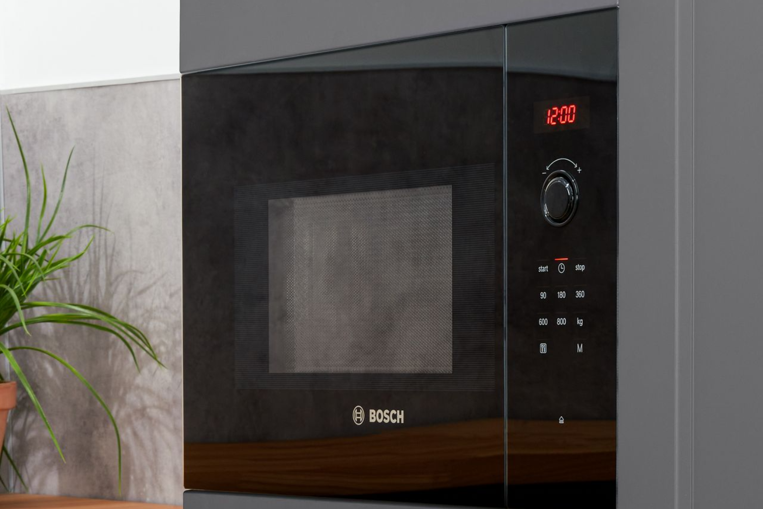 Thiết kế âm tủ nhỏ gọn giúp lò được lắp đặt kín đáo vào các hộc tủ hoặc ngăn chứa chuyên dụng