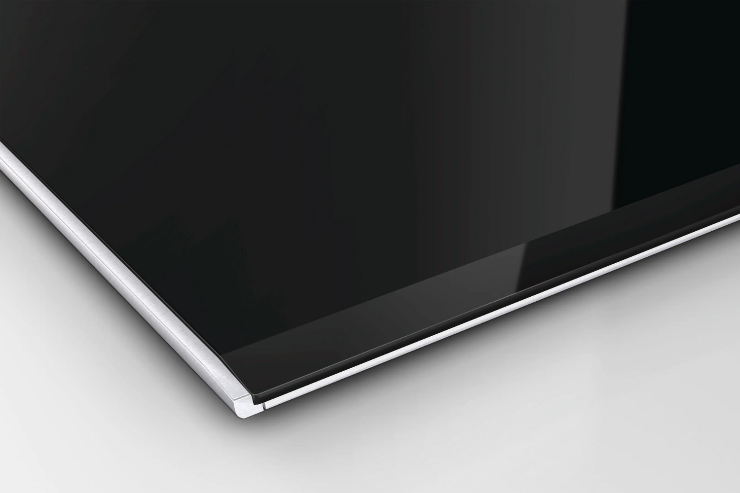 Bếp sở hữu bề mặt kính đen sang trọng, thiết kế vát cạnh tinh tế