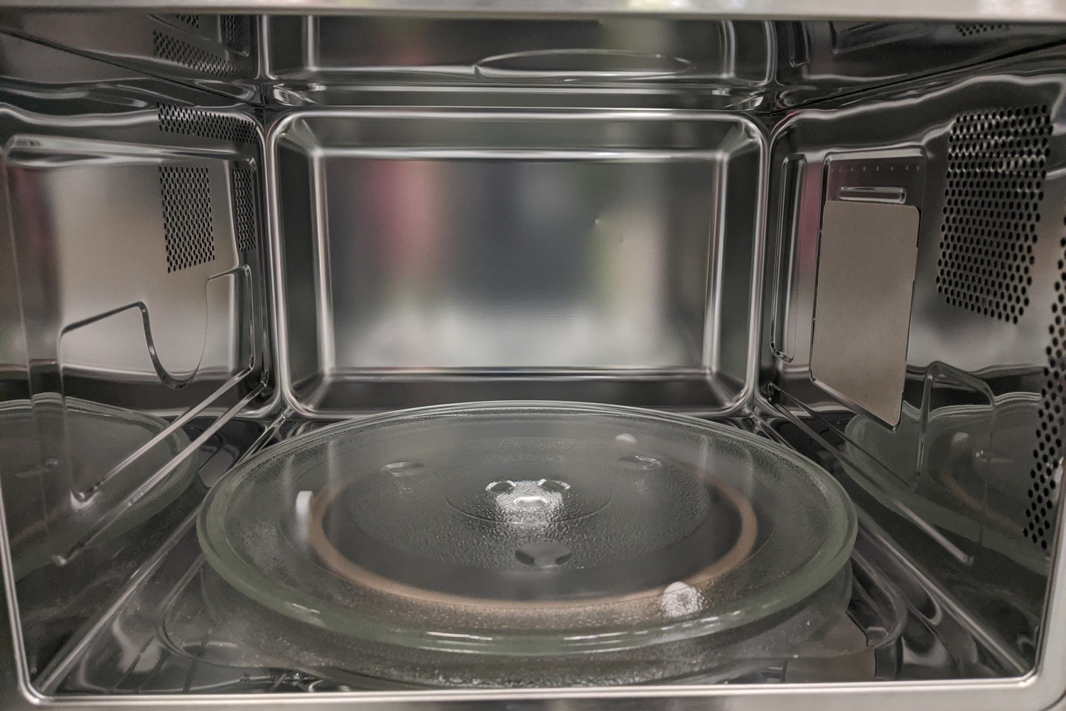 Lò vi sóng Bosch BFL553MB0B Serie 4 tích hợp các tiện ích và tính năng an toàn