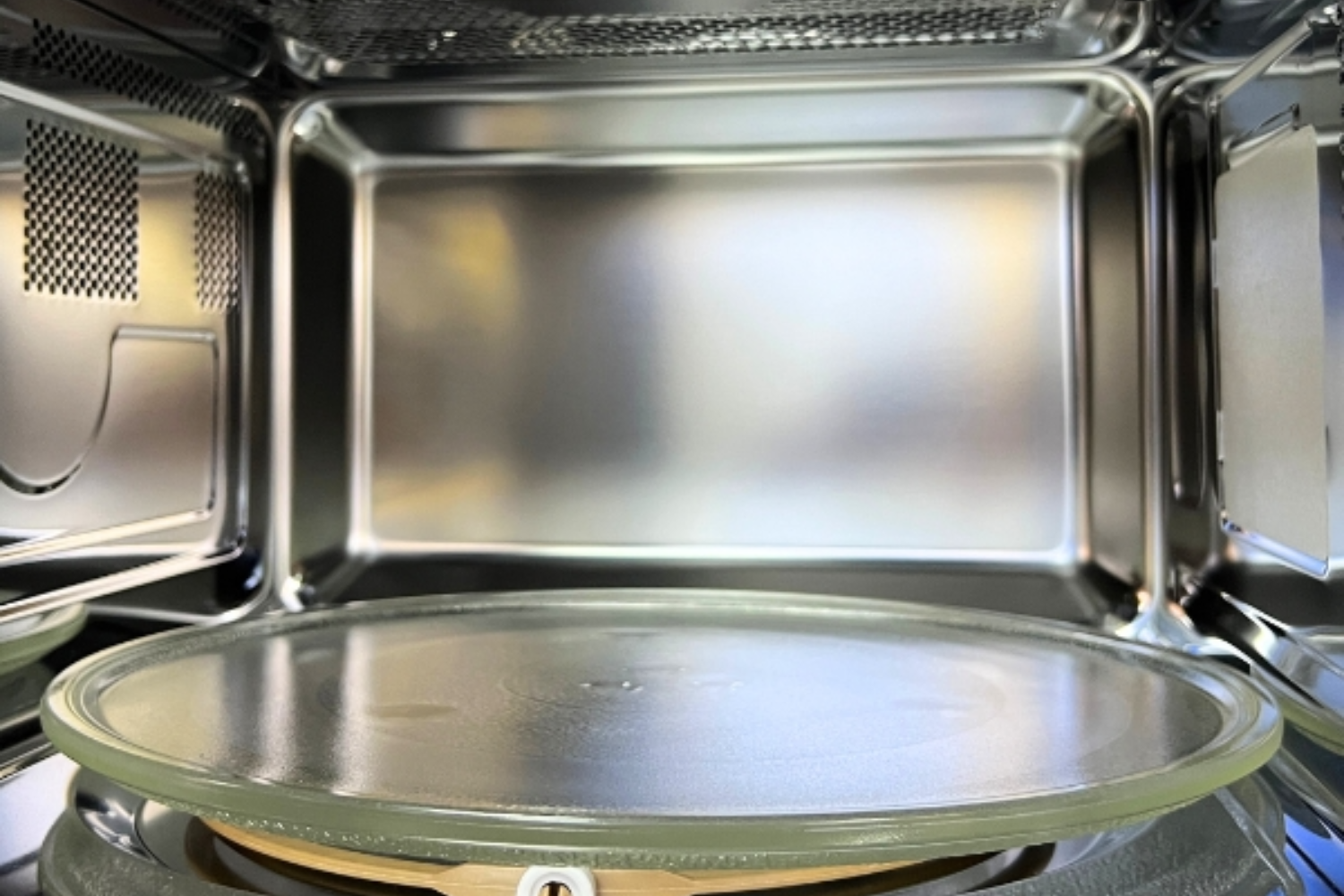 Lò vi sóng MW-927BG trang bị sẵn một đĩa thủy tinh chịu nhiệt tốt, không bị nứt vỡ