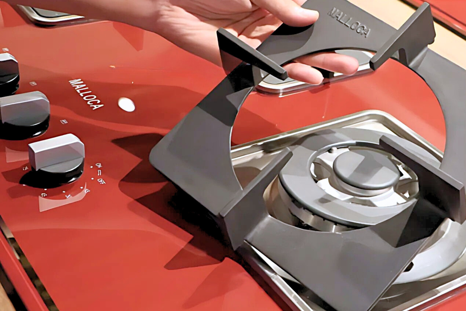 Kiềng gang đúc siêu bền của bếp ga&nbsp;Malloca AS 930R là một bệ đỡ vững chãi