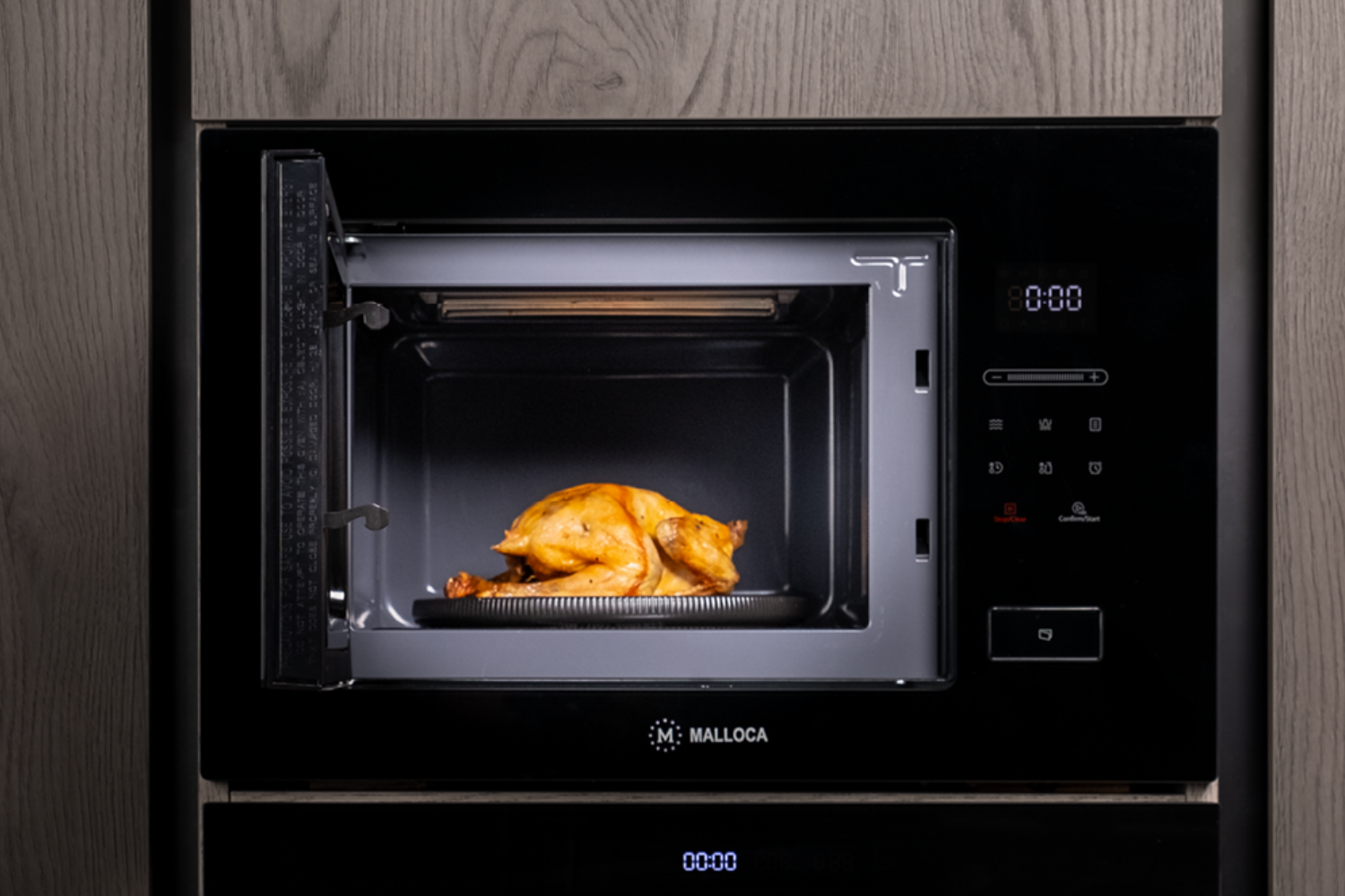 Lò vi sóng Malloca MW 925BF có chức năng nướng với công suất 1000W