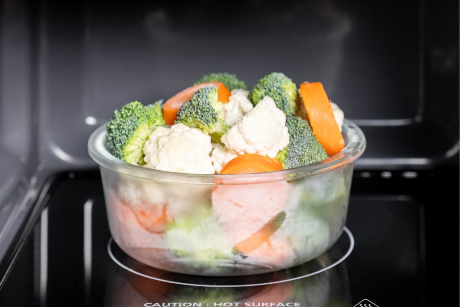 Khoang lò phẳng không đĩa xoa&nbsp;là một ưu điểm nổi bật giúp tối ưu dung tích 25L