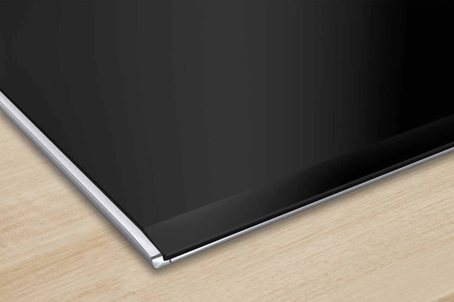 Viền mặt bếp được thiết kế vát cạnh tinh xảo và bọc bởi dải kim loại màu bạc