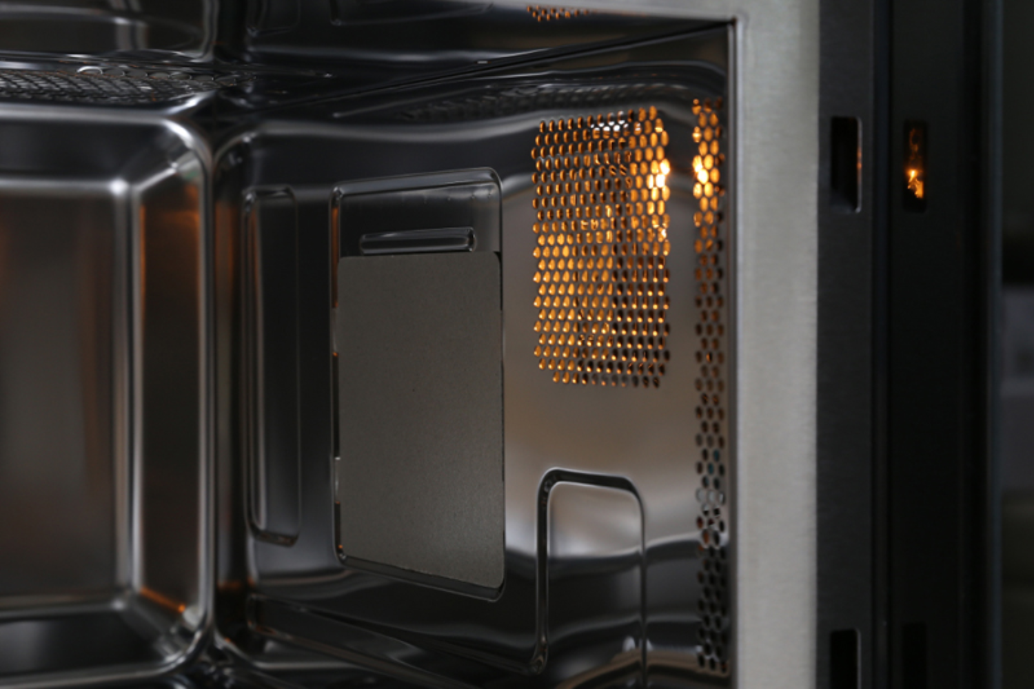 Khoang lò vi sóng MW-927BG có đèn chiếu sáng tiện lợi