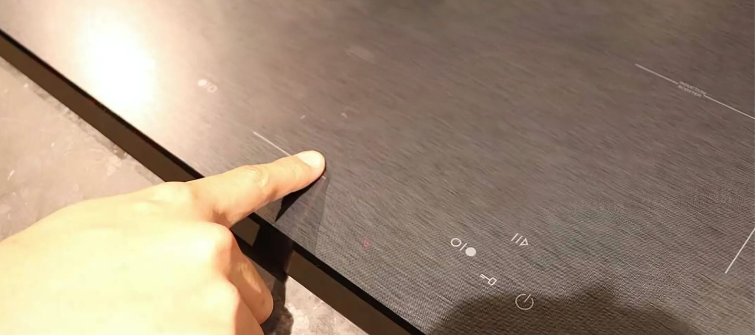 Bảng điều khiển cảm ứng trên bếp Malloca MH-03IS vô cùng nhạy bén