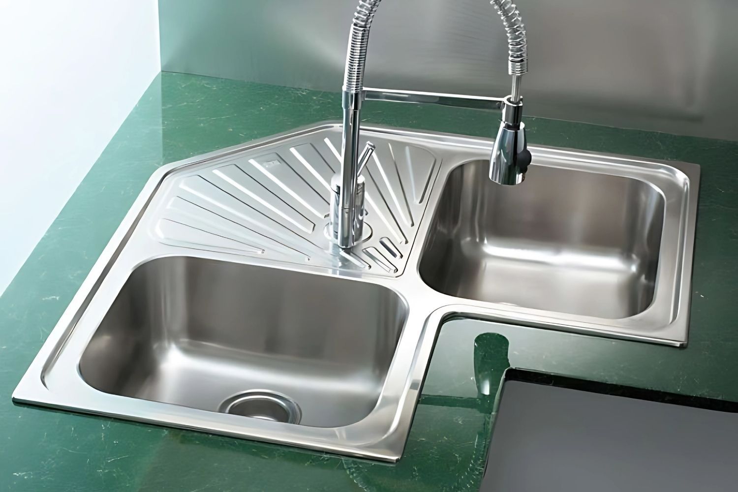 Thiết kế đặt ở góc mở rộng không gian bếp