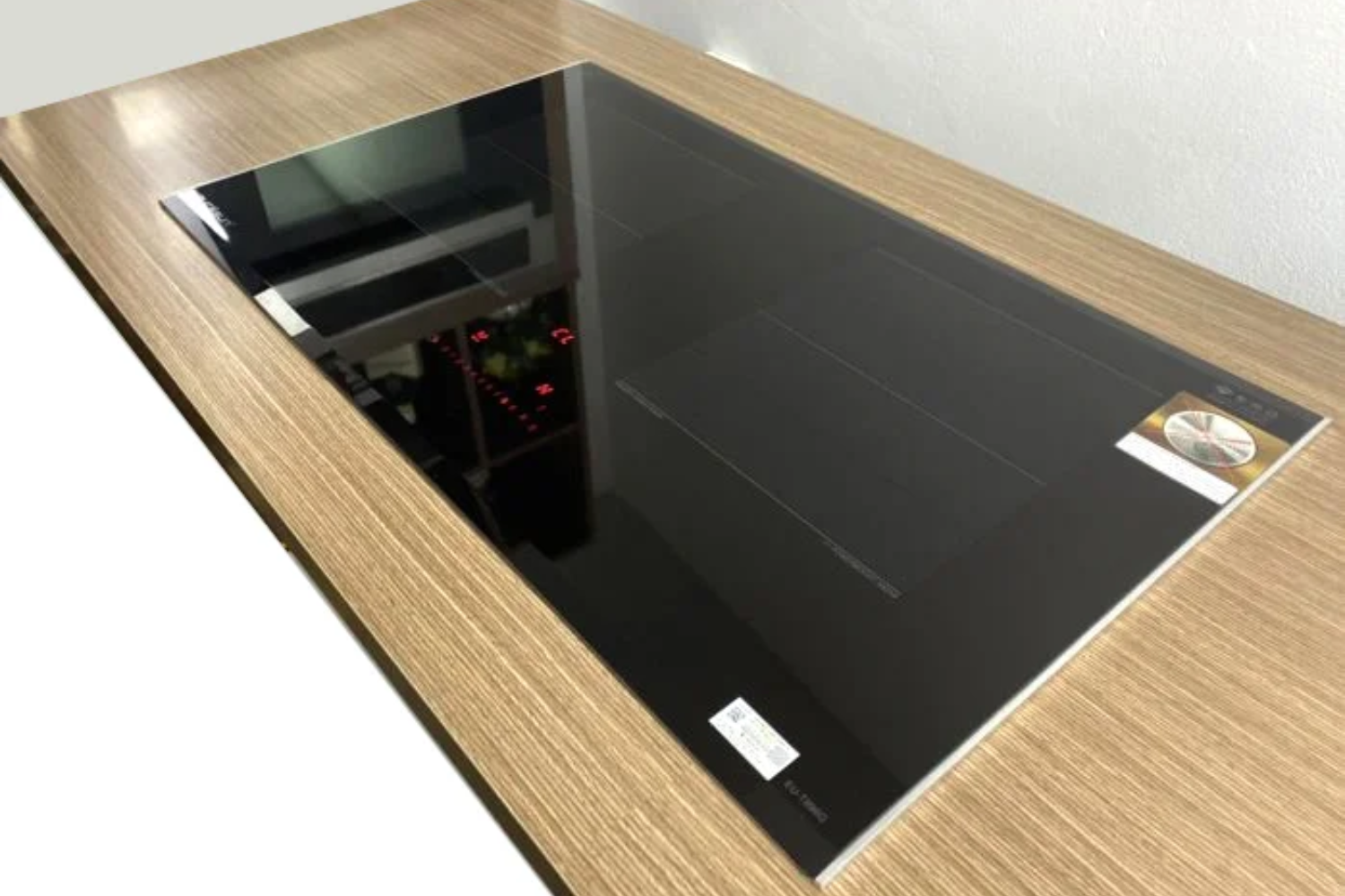 Eurosun EU-T896G được trang bị 2 vùng nấu từ độc lập