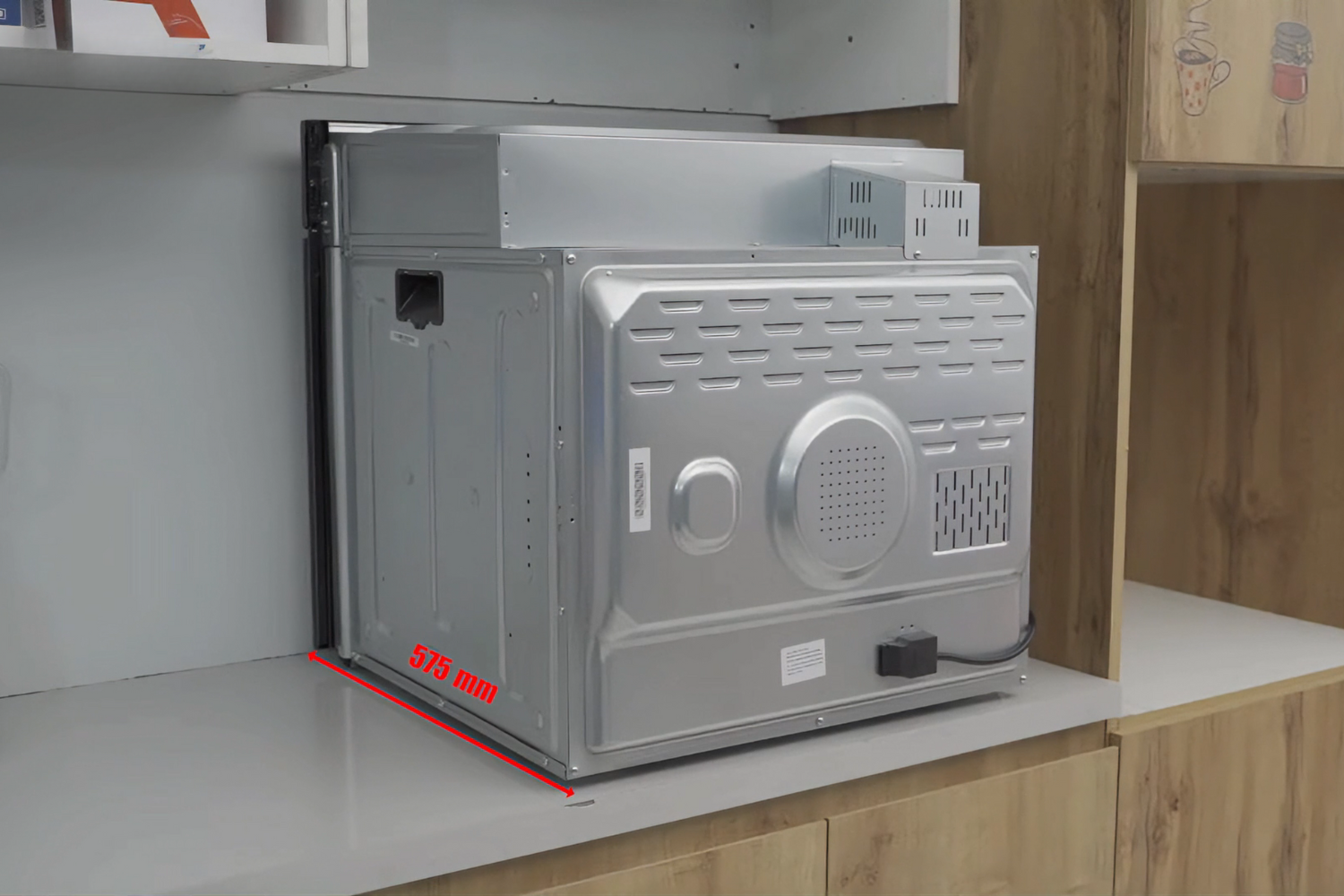 Thân máy được chế tác từ thép không gỉ sáng bóng, mang lại vẻ ngoài sang trọng, bền bỉ