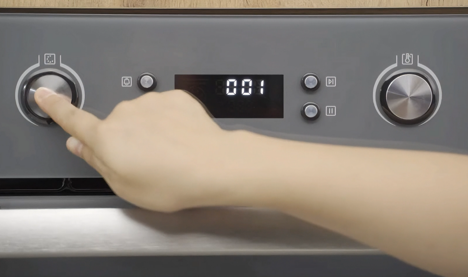 Núm vặn pop out có thể tùy chỉnh nhô ra hoặc ẩn vào với thao tác nhấn