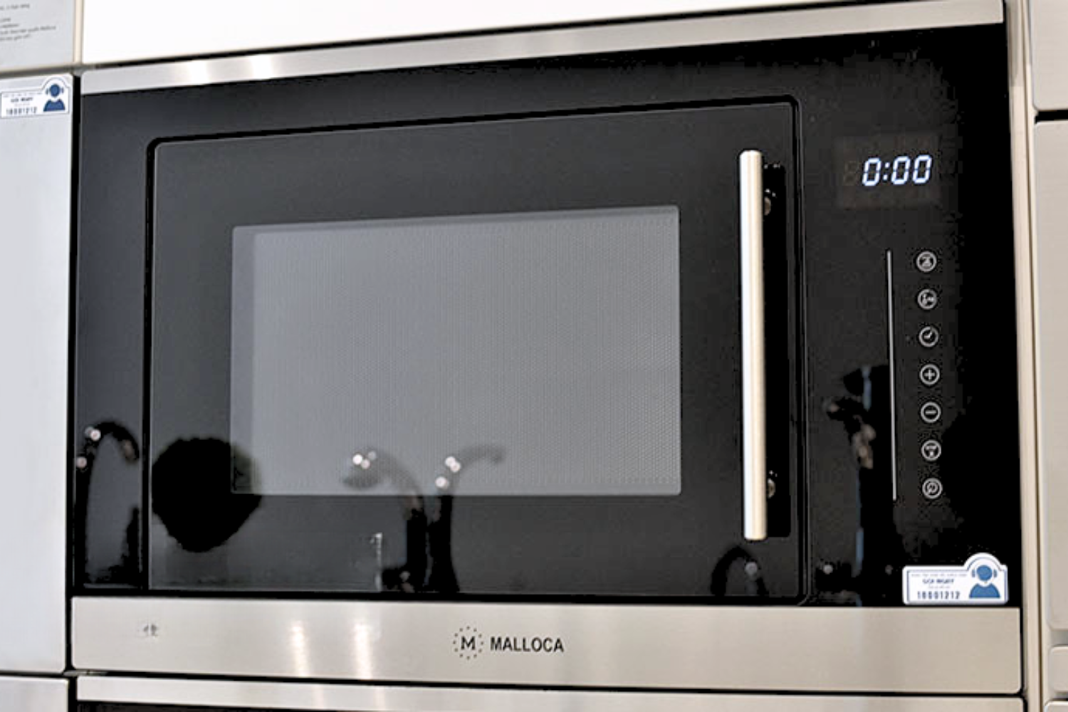 Lò vi sóng Malloca MW-927DE được thiết kế chuyên biệt để lắp đặt âm tủ, tối ưu hóa không gian bếp