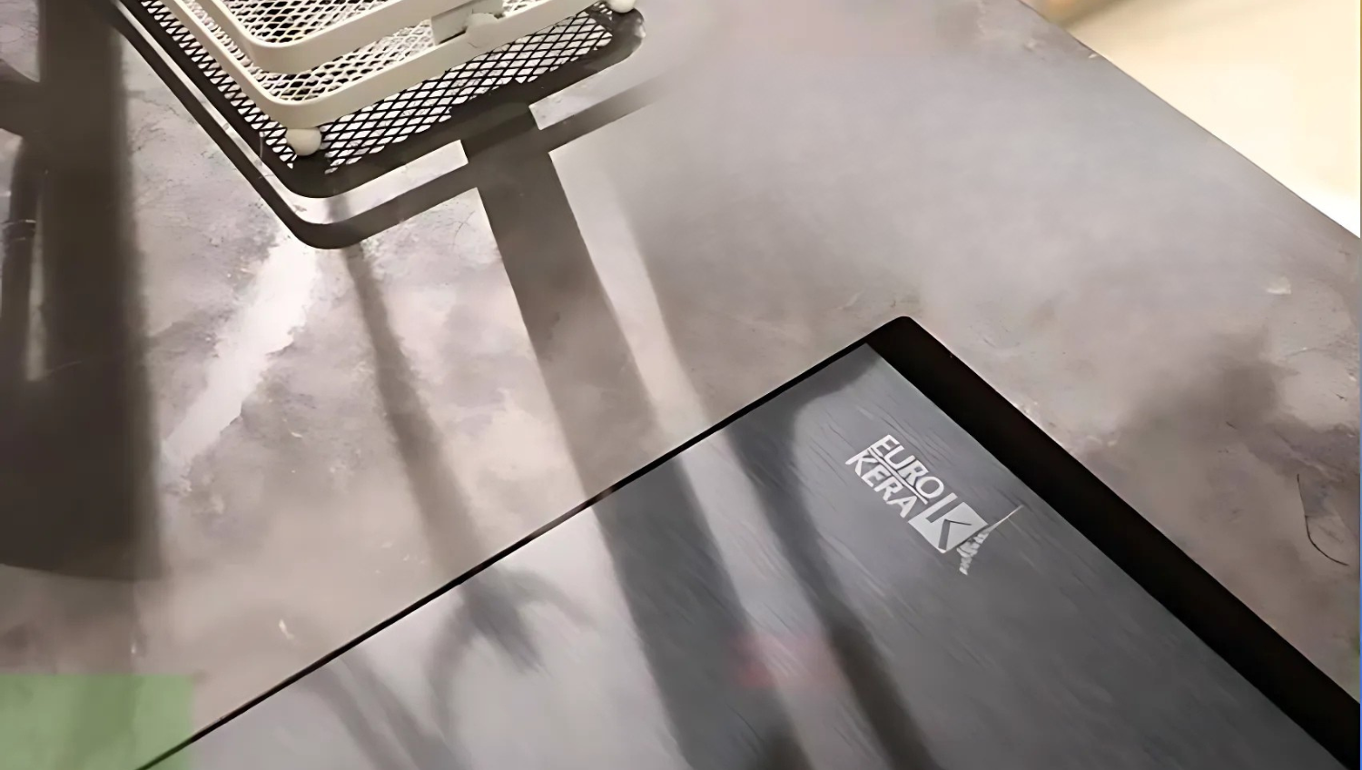 Mặt kính EuroKera trên bếp từ Malloca MH-03IS còn chinh phục người dùng nhờ độ bền vượt trội