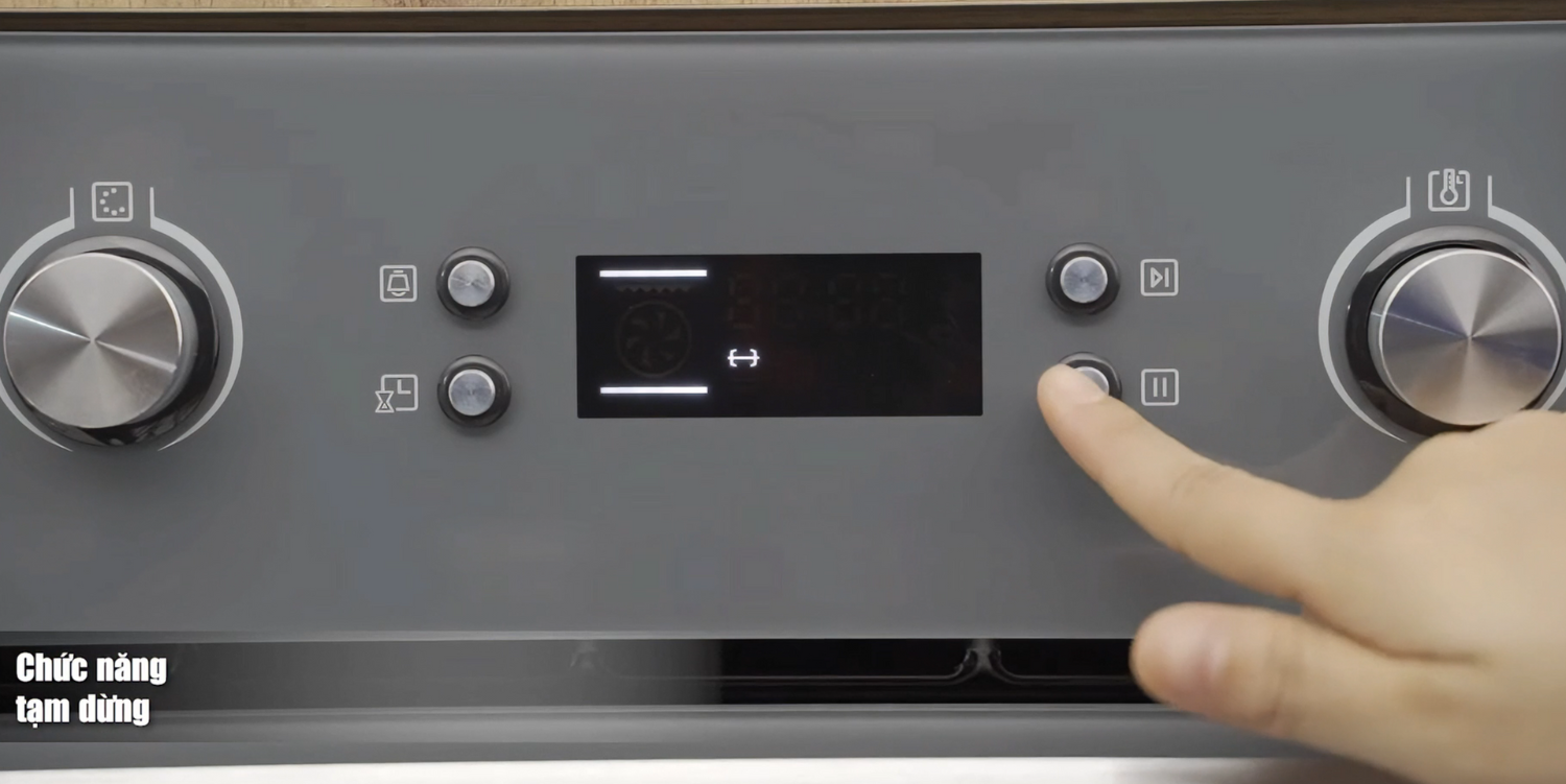 Tạm dừng hoạt động của lò cần kiểm tra món ăn, thêm nguyên liệu mà không ảnh hướng cài đặt hiện tại