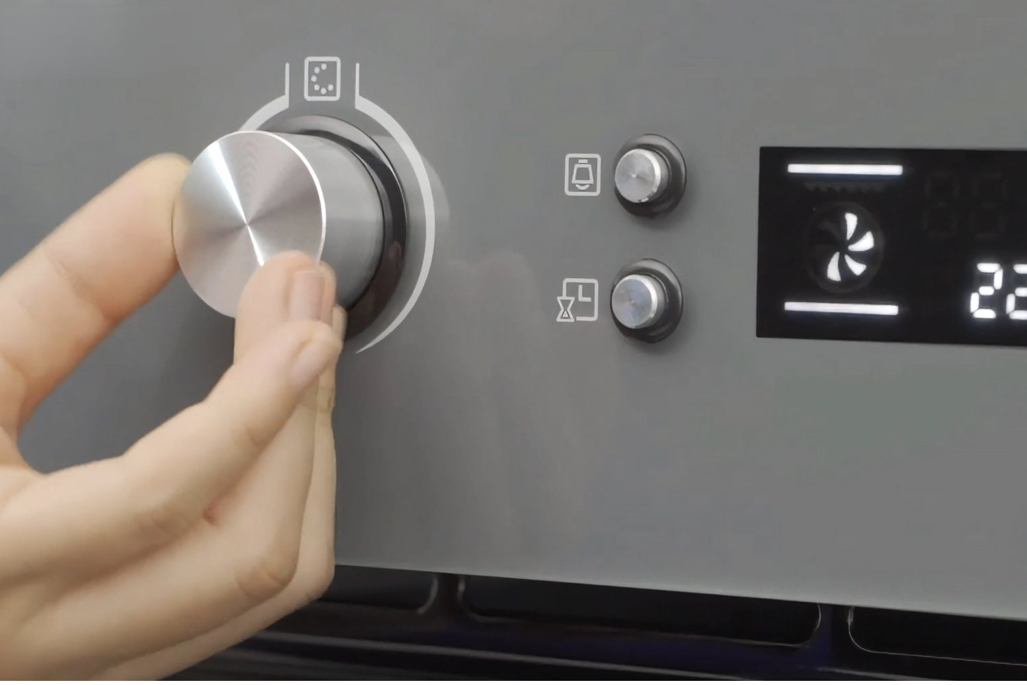 Bạn có thể dễ dàng chọn chương trình nướng, điều chỉnh nhiệt độ và thời gian chỉ bằng các thao tác xoay