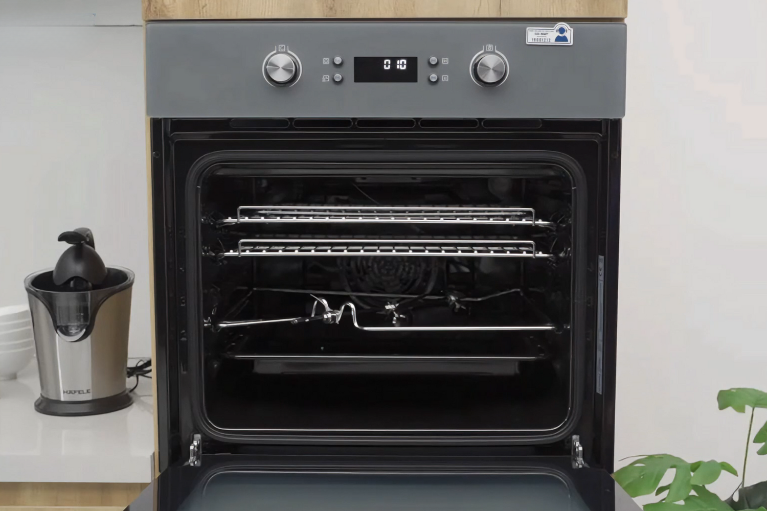 Lò nướng MOV-65 PYRO có dung tích lớn lên đến 65L, cho phép bạn thoải mái nướng gà nguyên con