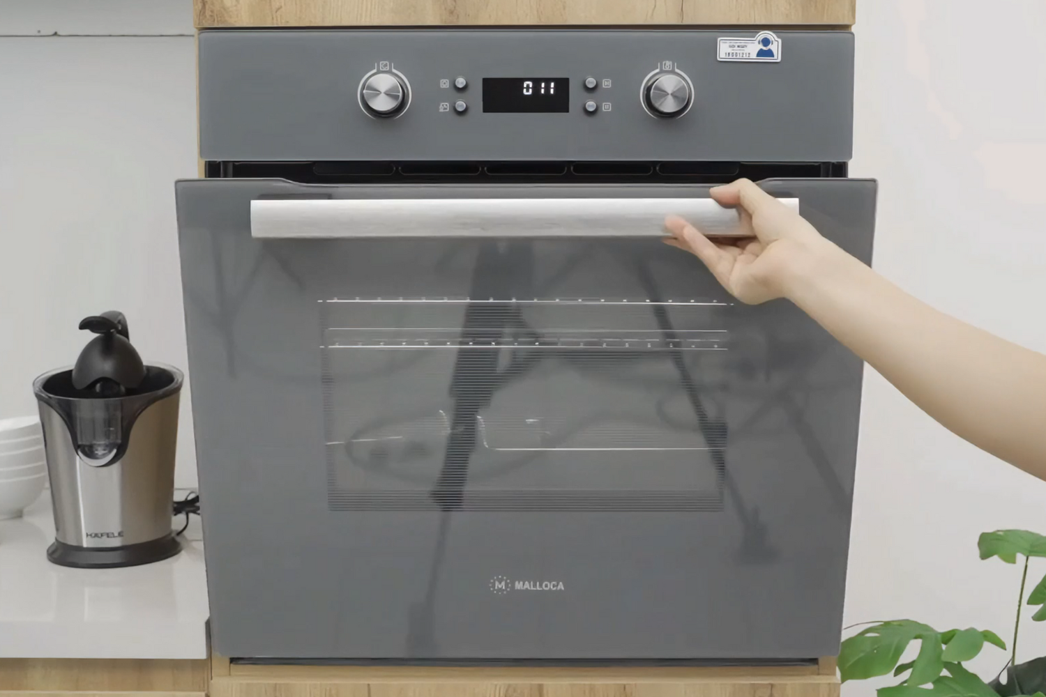 Cửa lò được cấu tạo từ các lớp kính cường lực dày, có khả năng cách nhiệt vượt trội