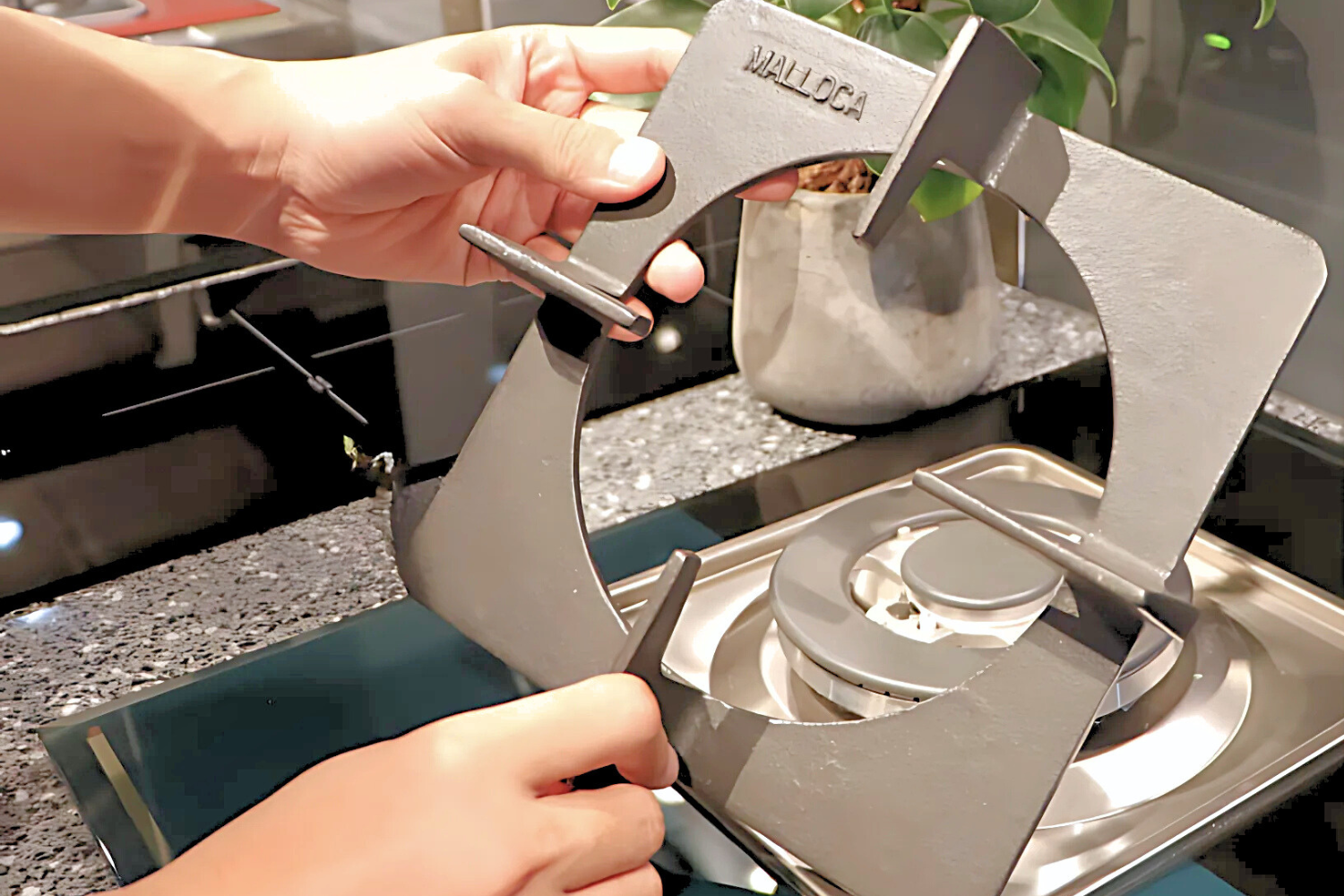 Kiềng gang công nghệ mới của bếp Malloca AS 9402BG chống trơn trượt, công vênh hiệu quả khi nấu nướng