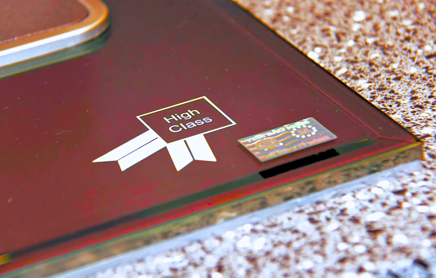 Điểm nhấn nổi bật của bếp chính là mặt kính cường lực màu đỏ Bordeaux sang trọng