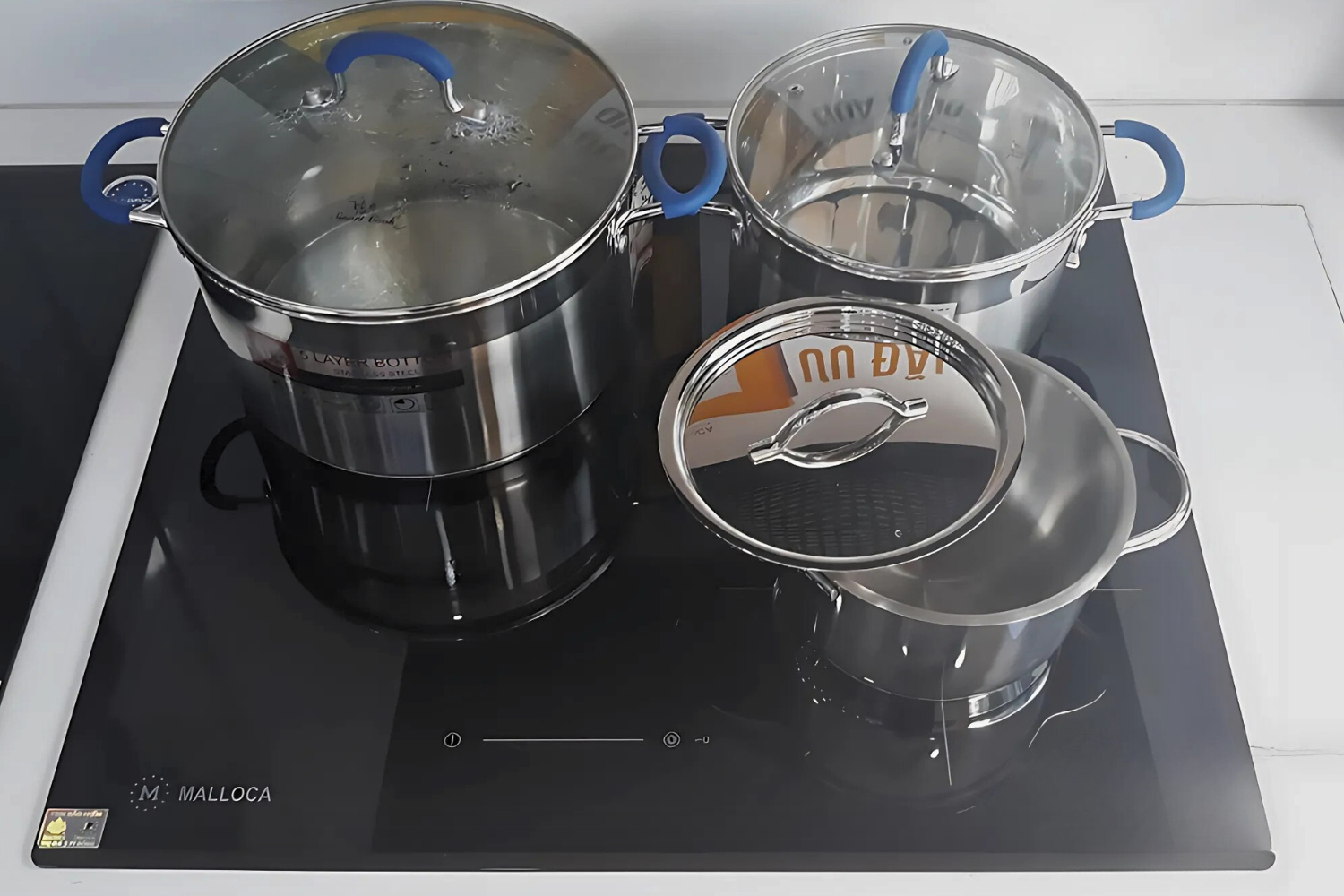 Bếp điện từ Malloca MIR 593 với ba vùng nấu độc lập, được thiết kế để tối ưu hóa hiệu suất cho mọi nhu cầu