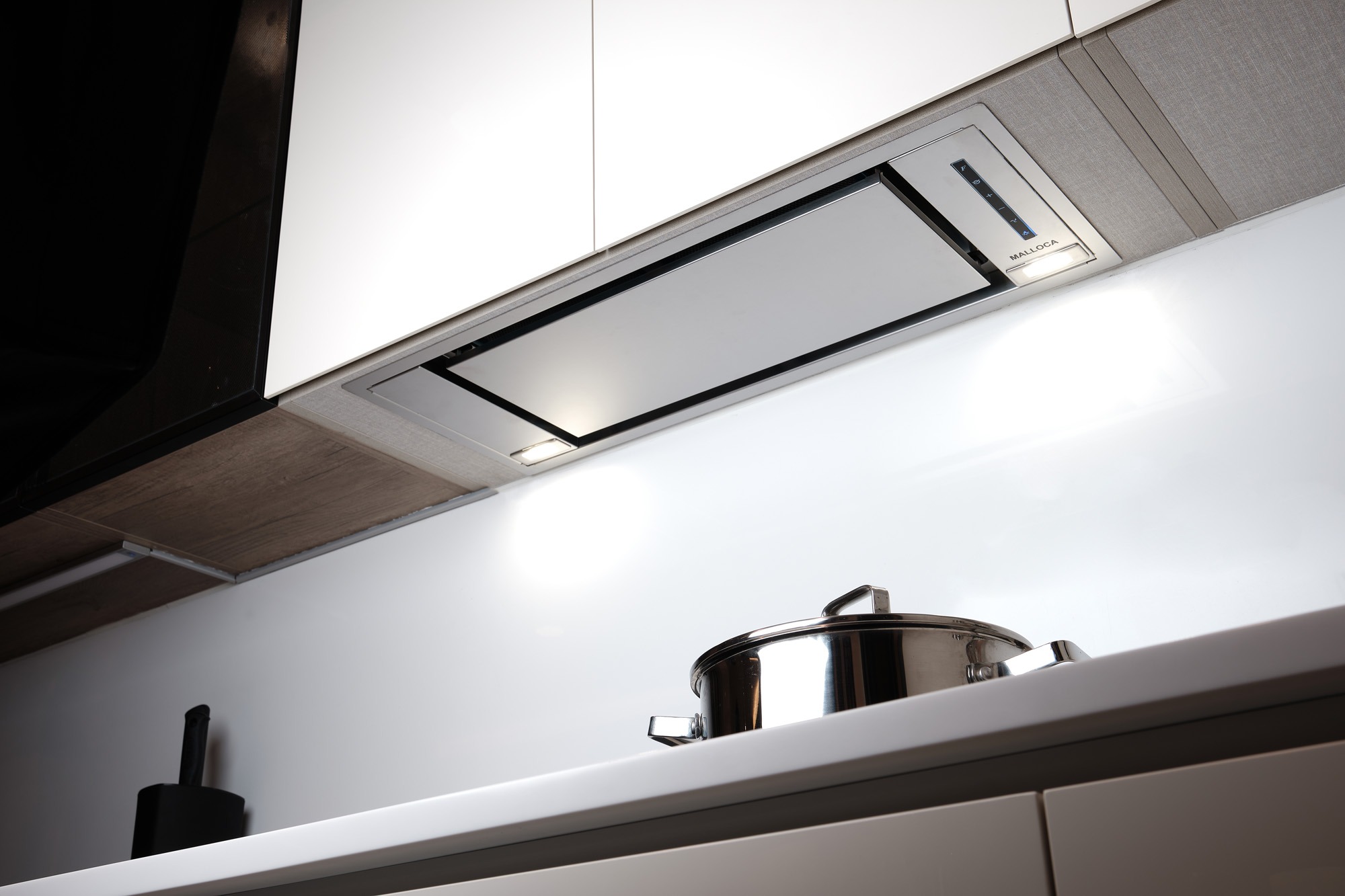 Khách hàng nên lựa chọn máy hút mùi âm tủ đến từ các thương hiệu uy tín