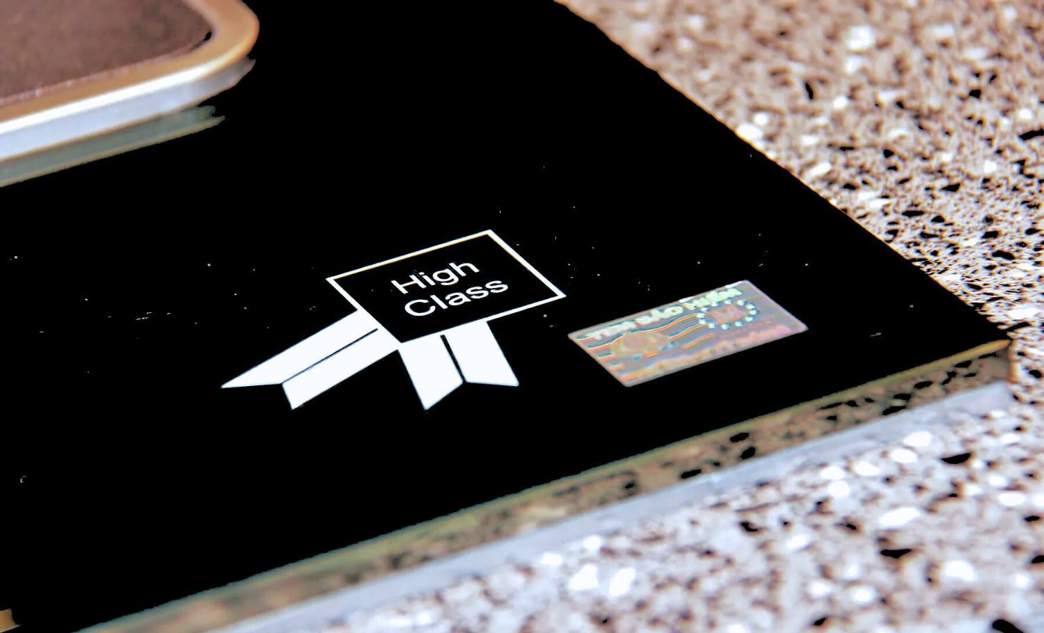 Điểm nhấn ấn tượng của bếp ga Malloca AS 930B chính là bề mặt kính cường lực màu đen dày 8mm