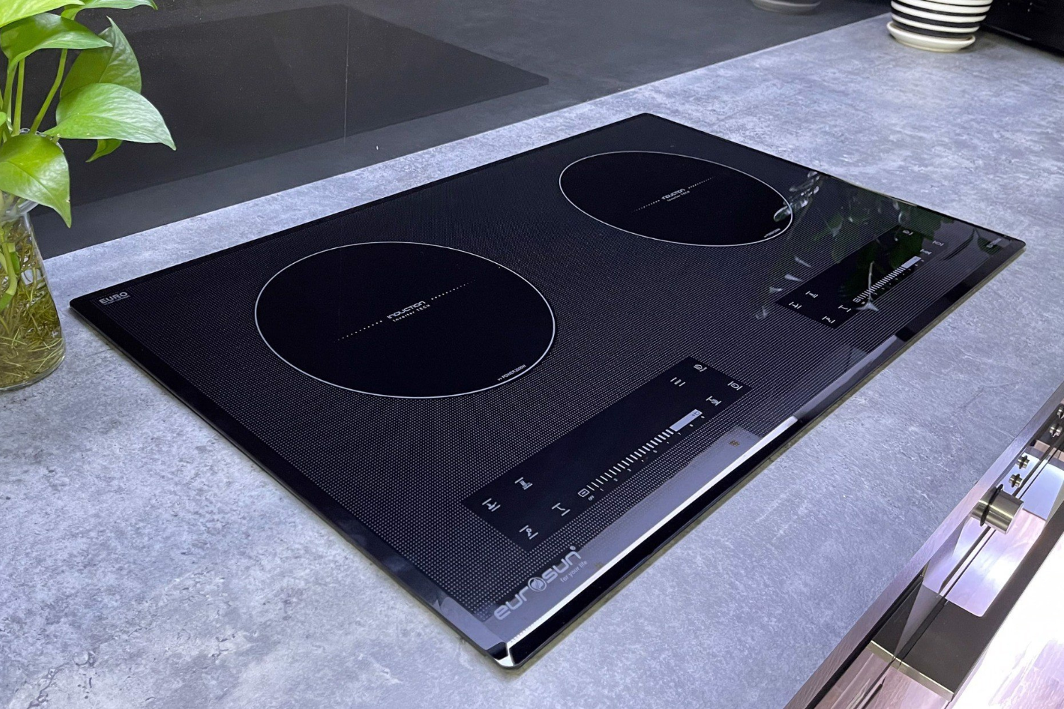 Bếp trang bị nhiều chức năng tiện lợi khi nấu nướng