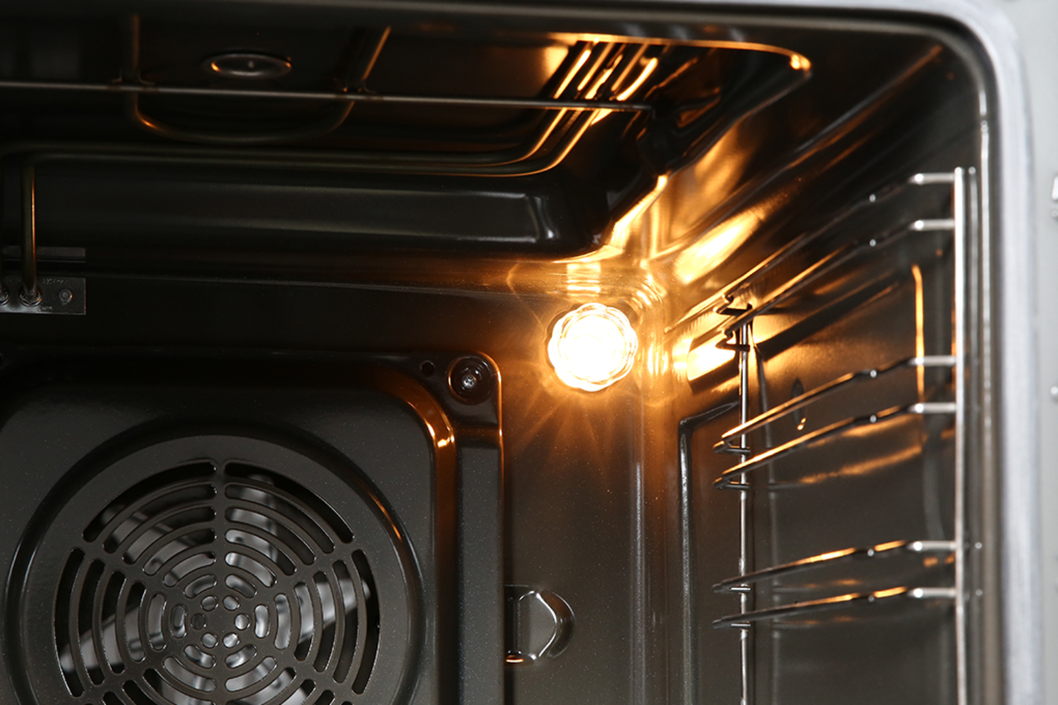 Dễ dàng quan sát tình trạng món ăn mà không cần mở cửa