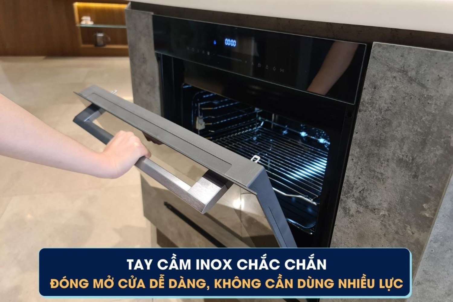 Cửa lò được trang bị cửa kính giảm chấn với cơ chế đóng mở êm ái, giúp loại bỏ tiếng ồn khó chịu